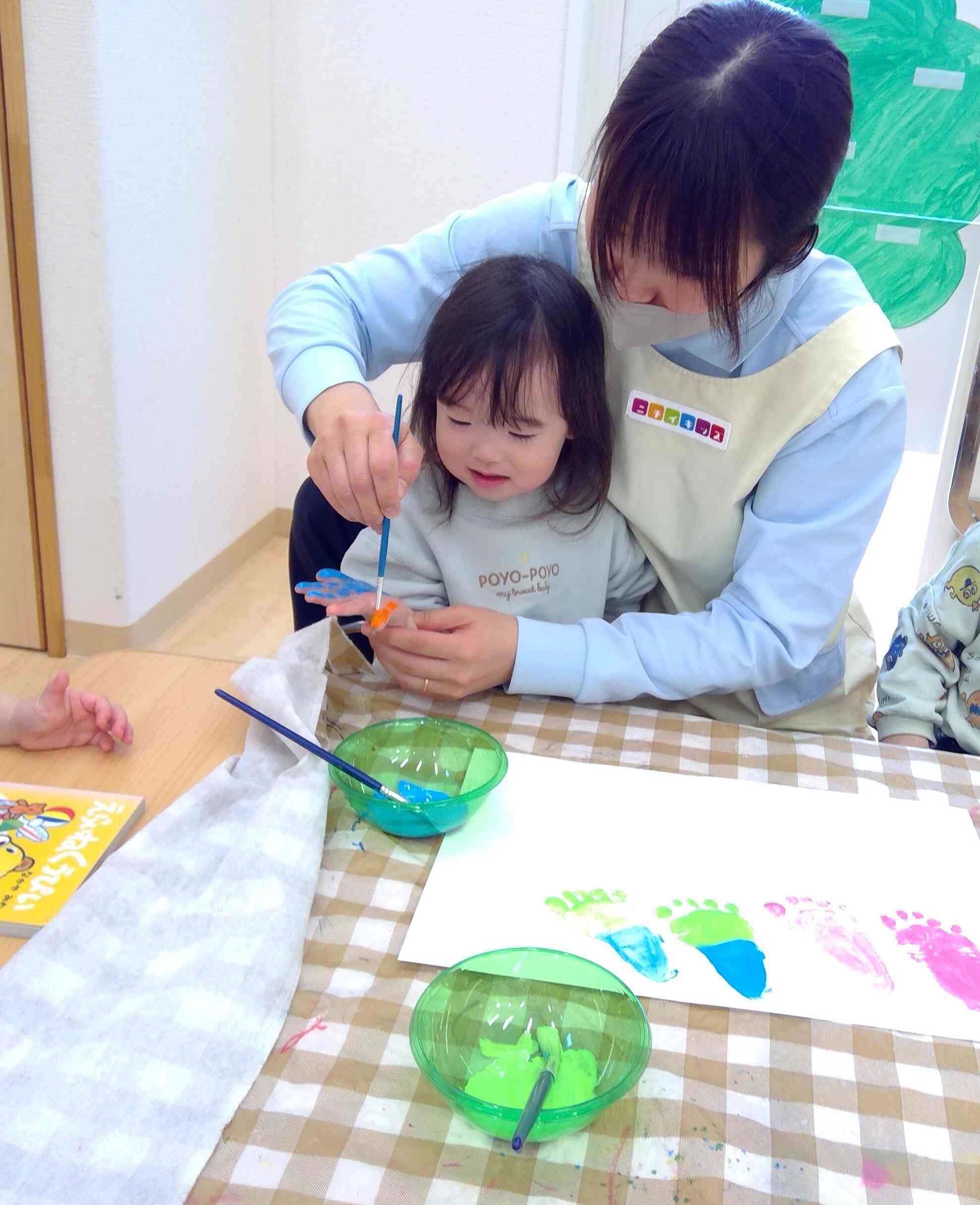 好きな2色を選んでカラフルな手形もとったよ!