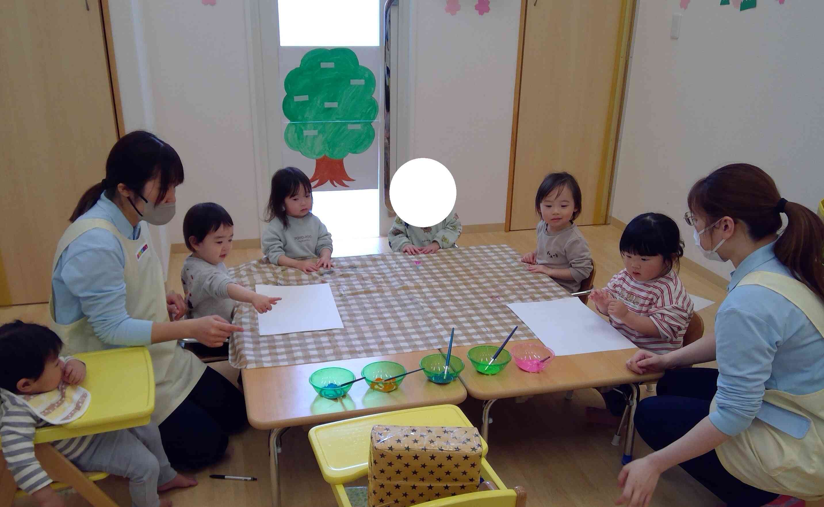 目の前に並んだ絵具に、「ピンク~!」「みどり~!」とワクワクしている子どもたちです♪
