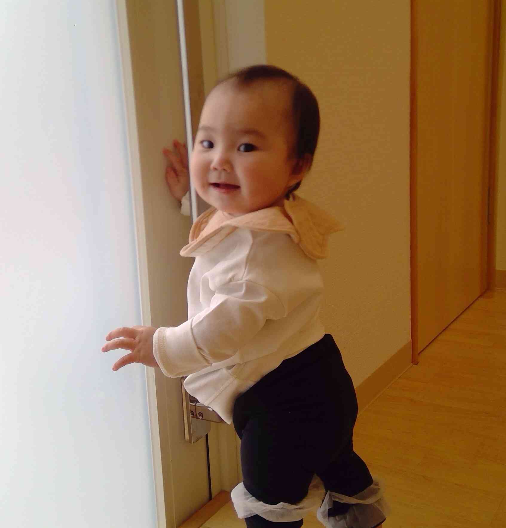 大好きな窓際でパチリ!つかまり立ちも安定してきました。