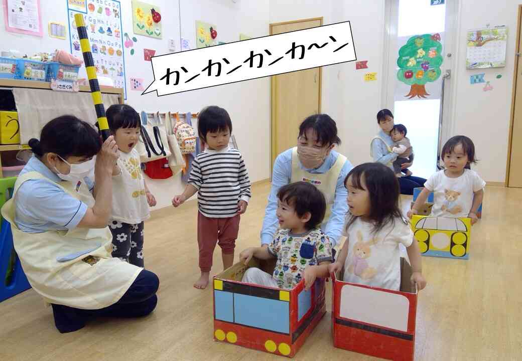「カンカンカン」踏切が開きました！ニチイ電車が通りま～す♪
