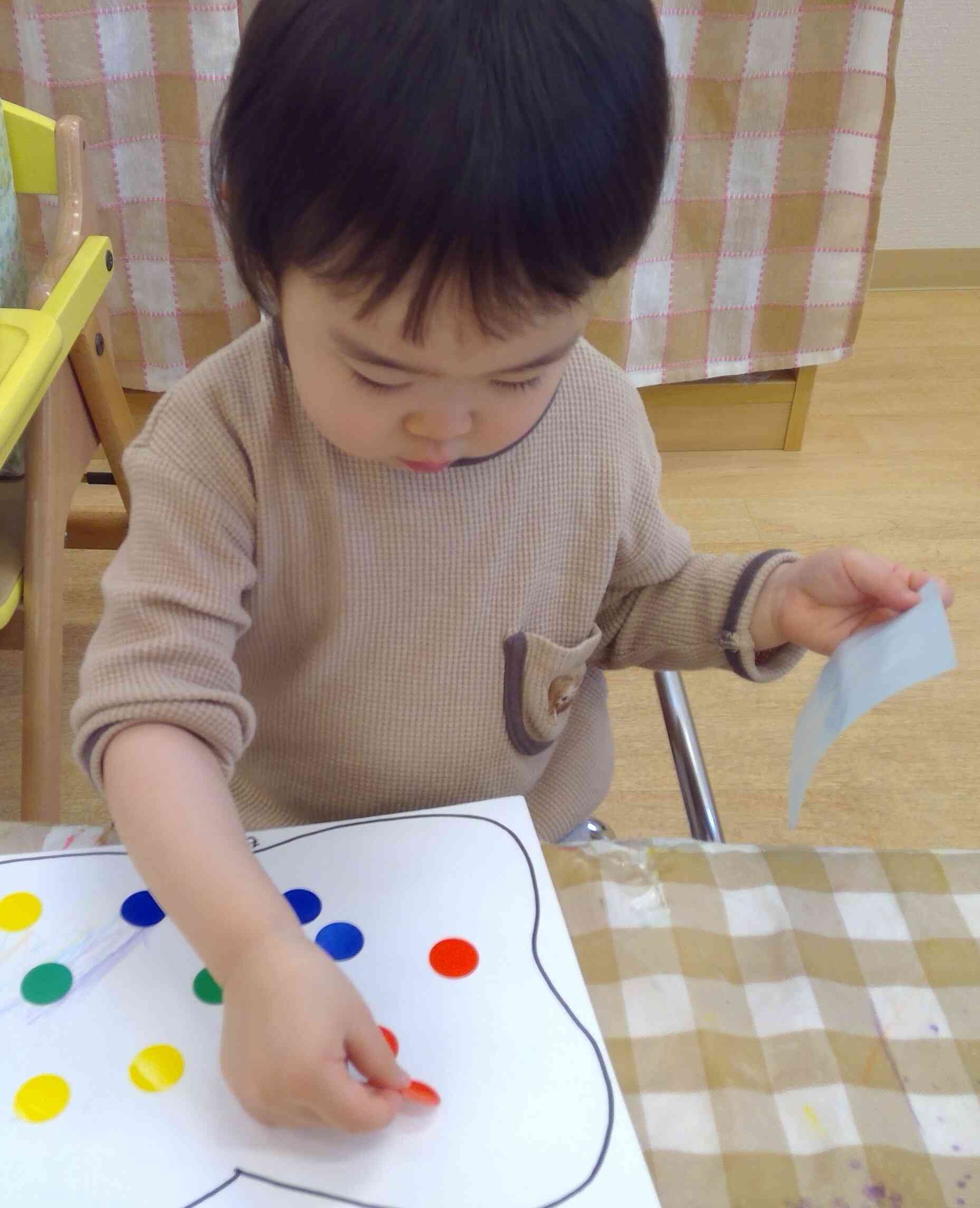 赤、青、黄色、緑。ちょうちょの羽にお花が咲いたね。