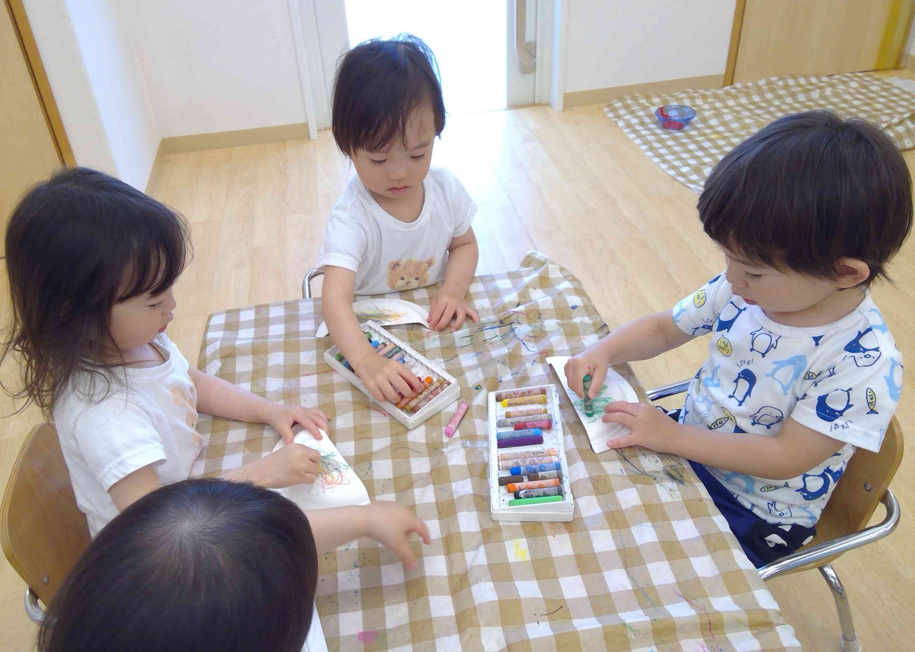 ポケットになる部分はみんなでクレヨンでお絵描きしました。「かして」「どうぞ」も上手になりました。