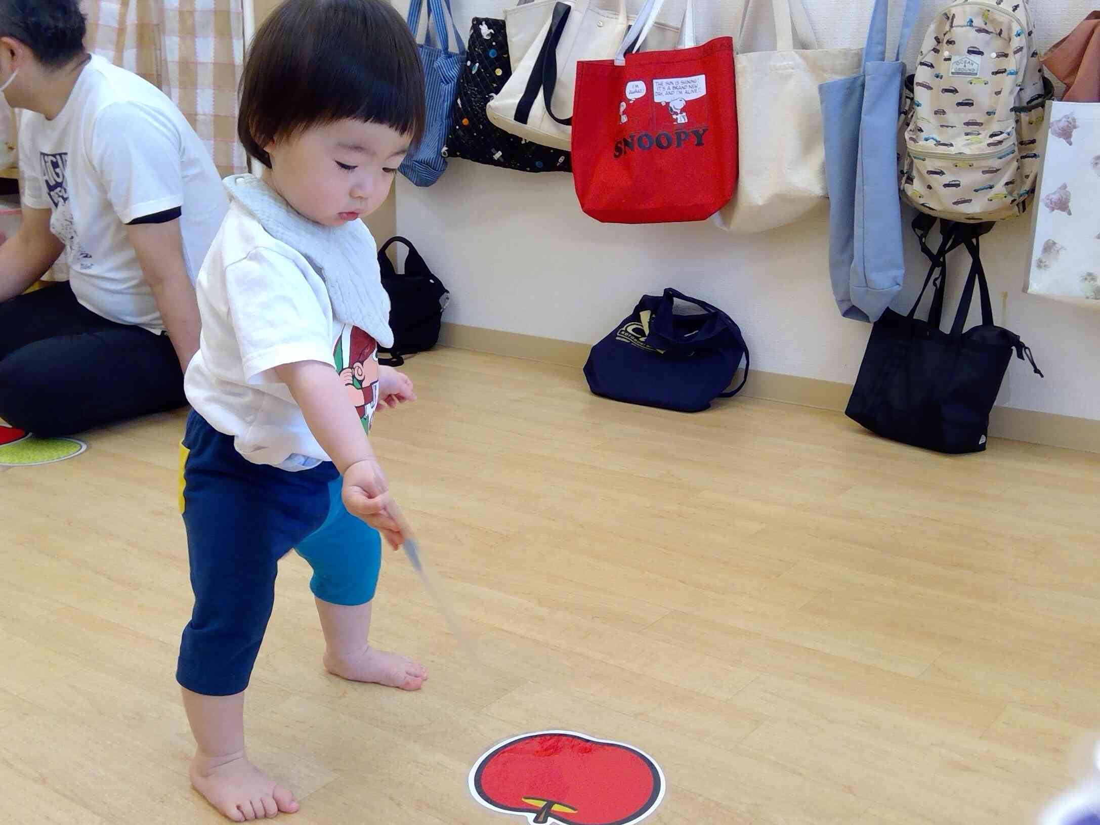 くだもの狩りゲームでは、お部屋じゅうに色々なくだものが登場！大きなりんご、みーつけた！