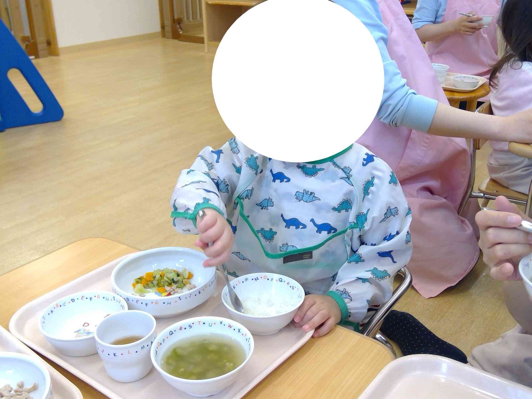 見て！自分で食べられるんだよ！すごいでしょー！