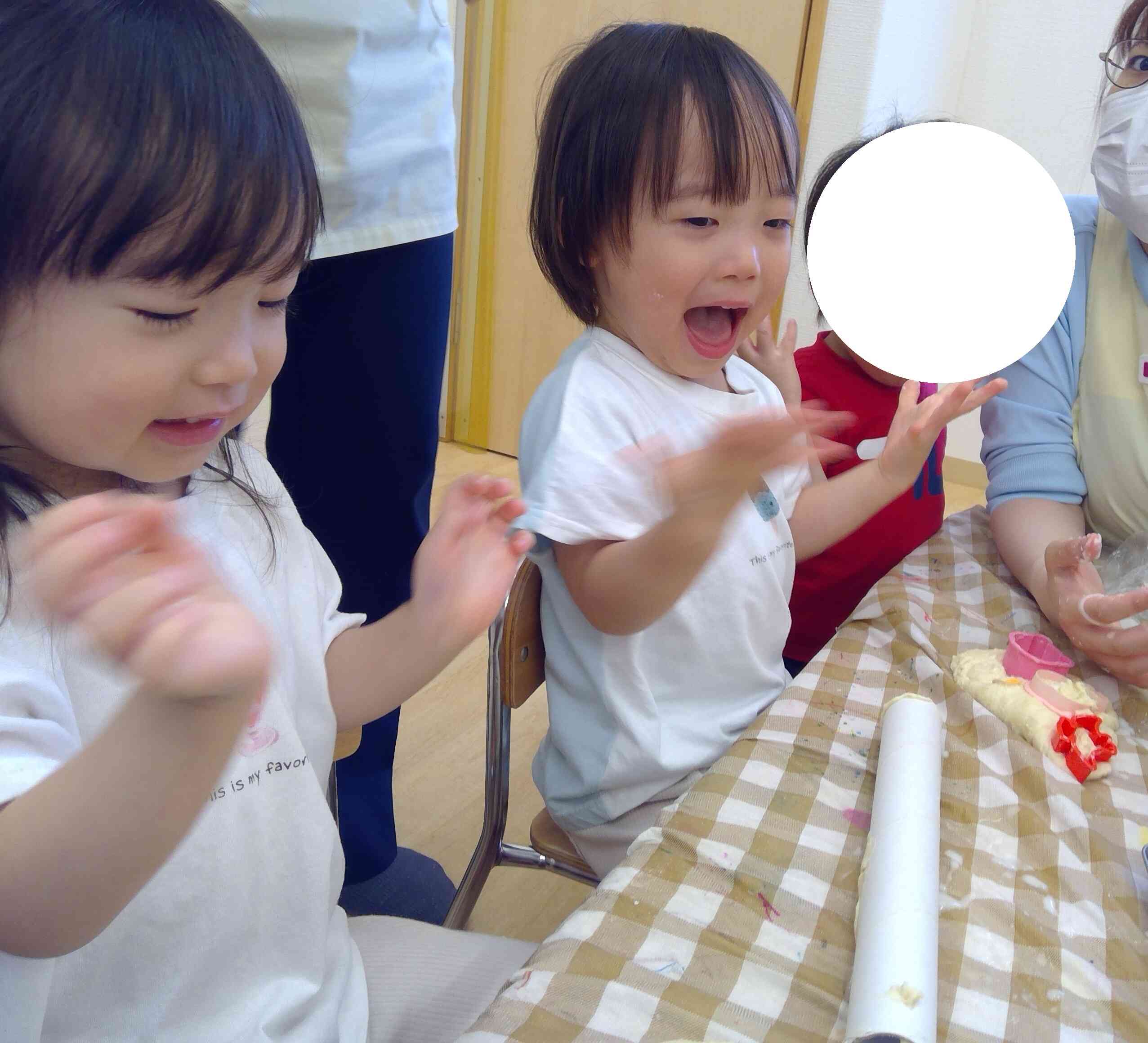 うわ～！！手にくっ付いちゃった～！！でももう一回こねこねしてみちゃお！