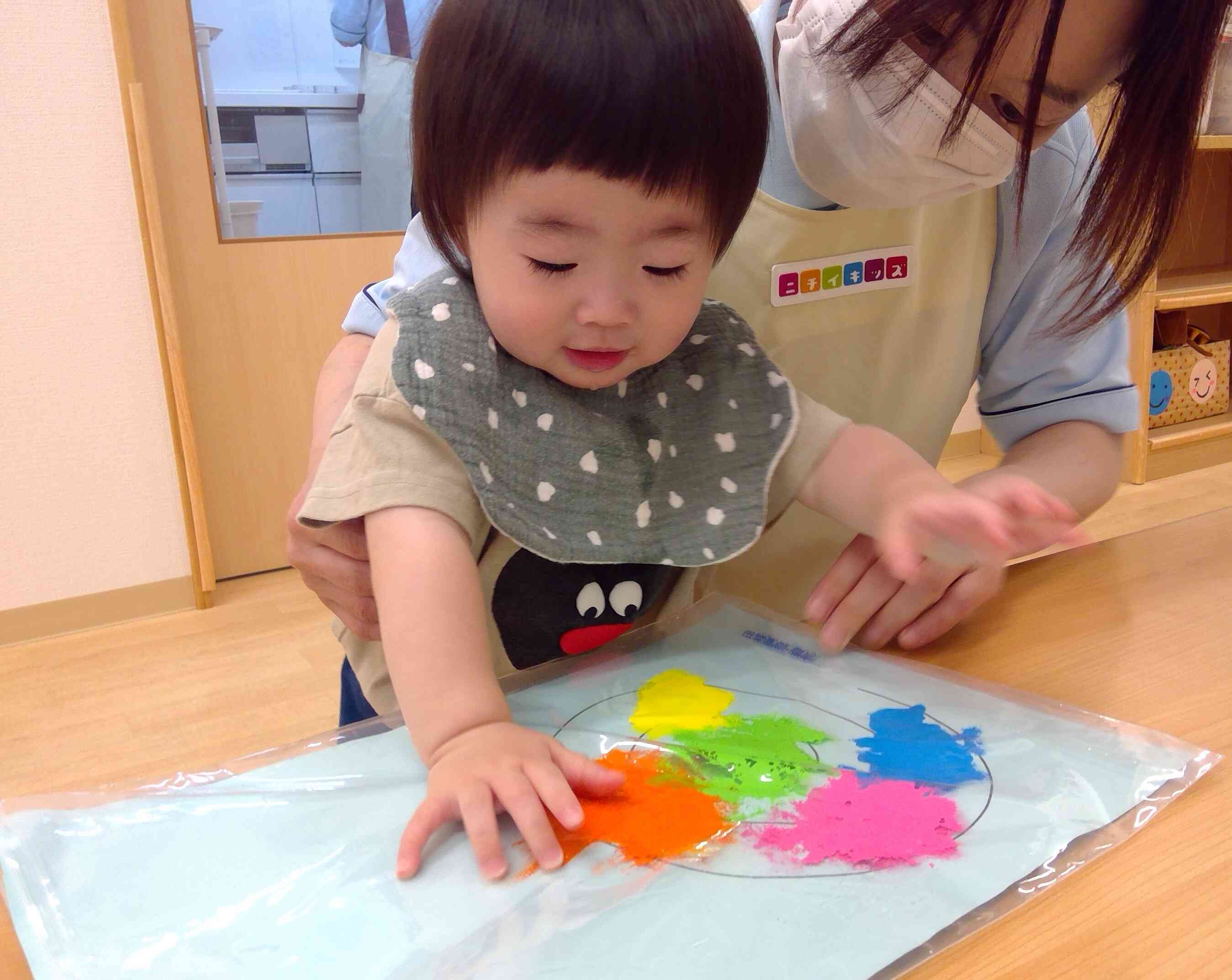 絵の具べたべた、楽しい~!