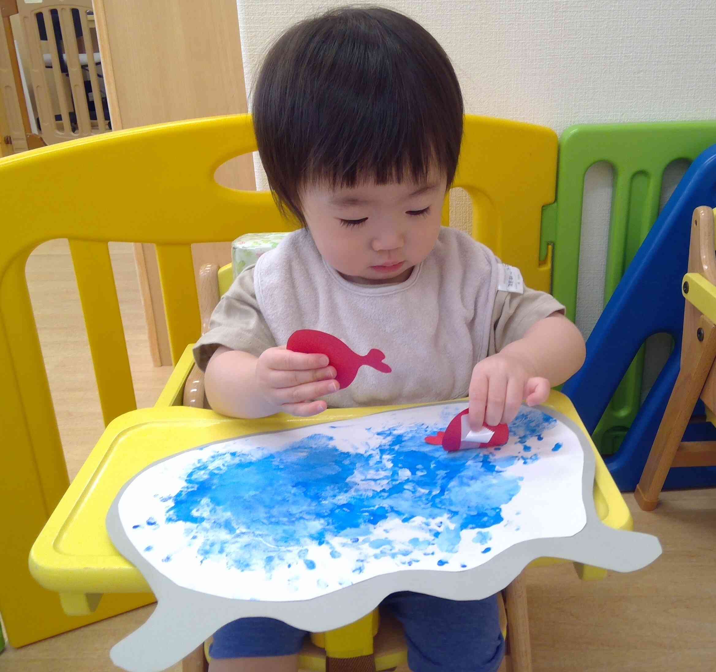 どこに貼ろうかな？真剣なお顔で考え中…