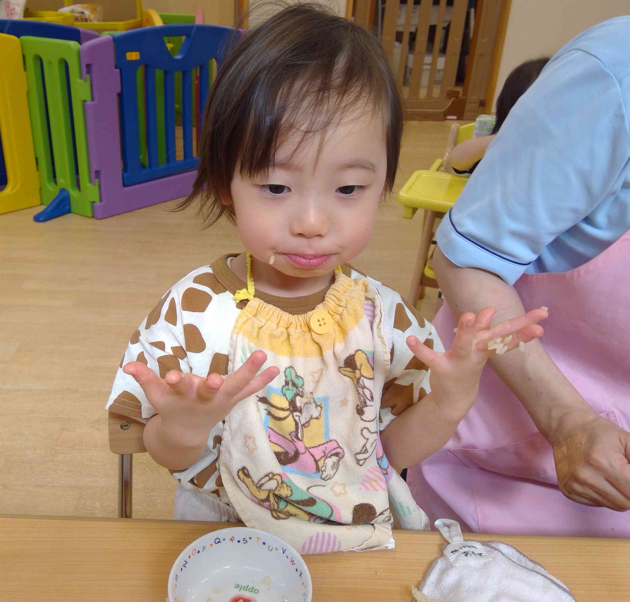 おにぎり美味しいな♪おやつも食べて午後もいっぱい遊ぼうね！