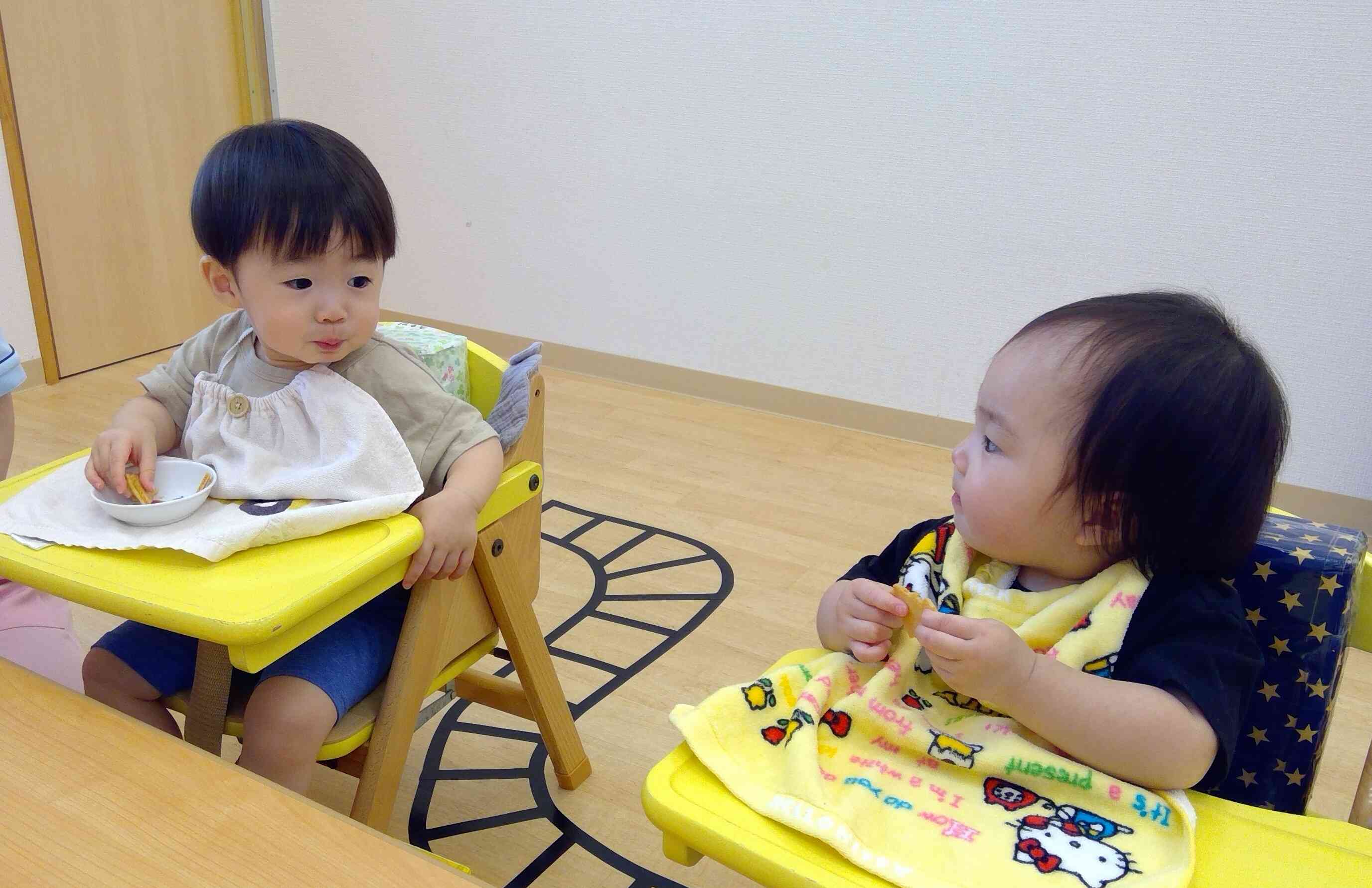 いっしょに食べるおやつ、おいしいね～！