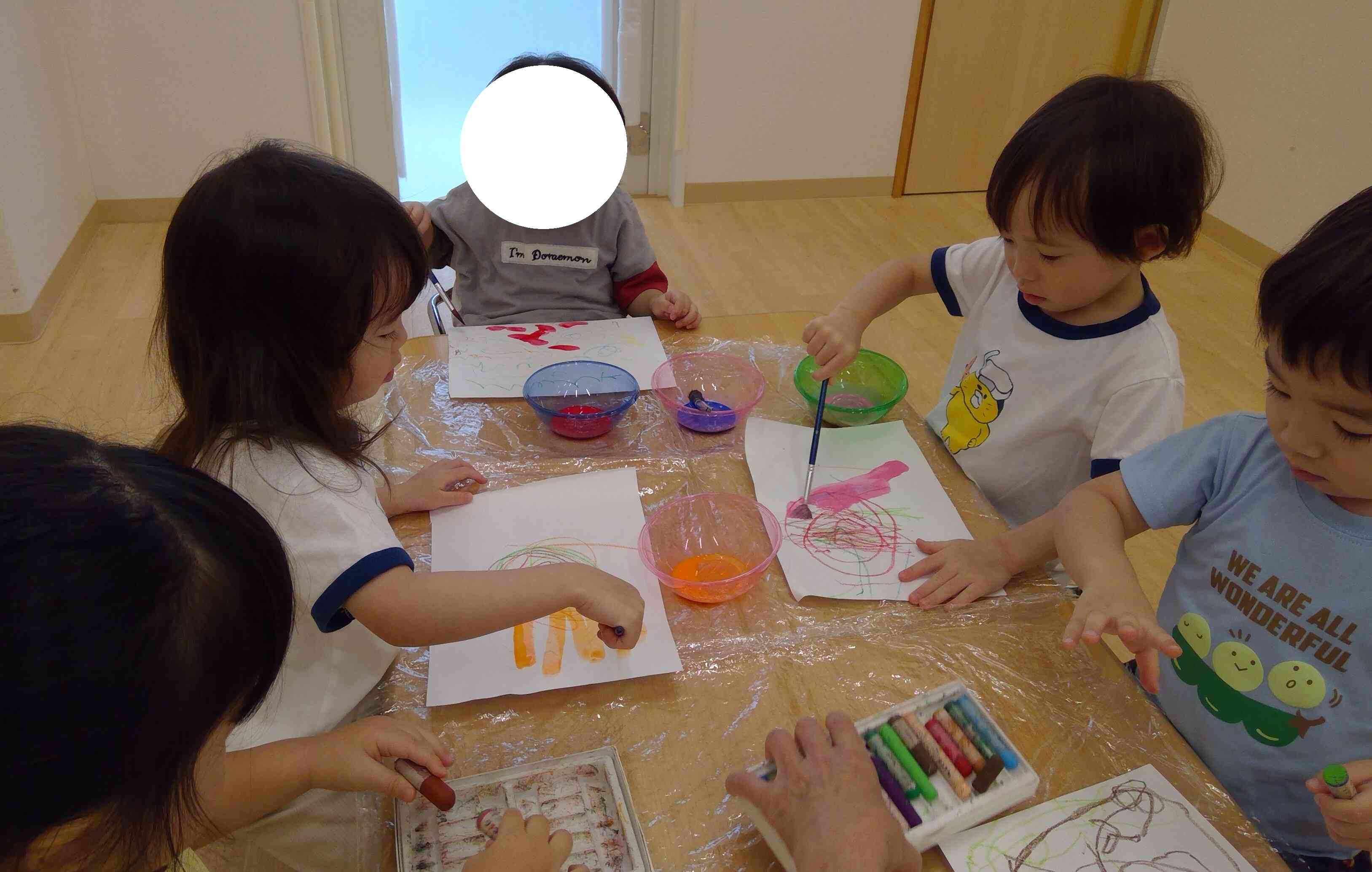 みんなで仲良く絵の具タイム