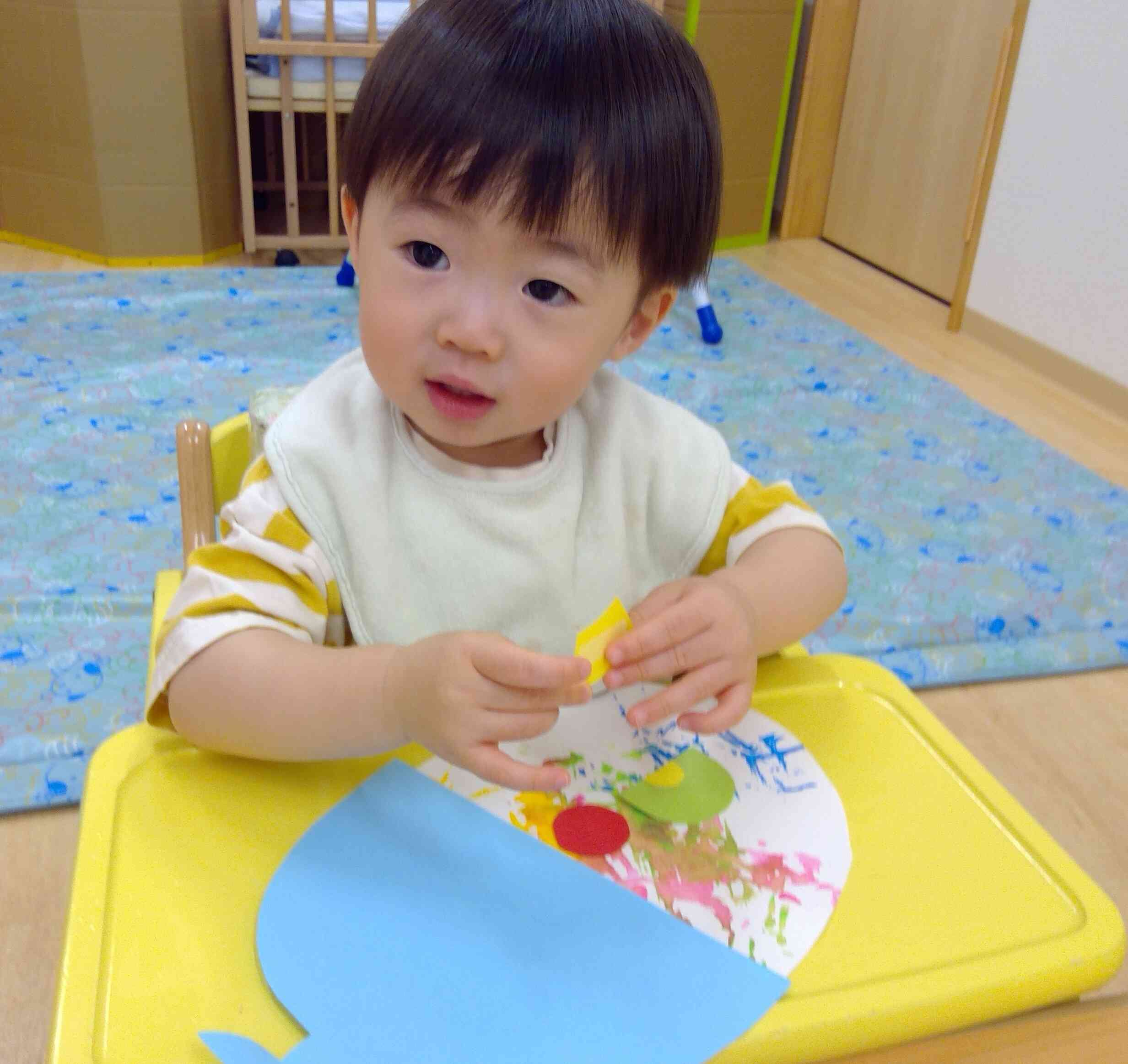 フルーツはたくさんあった方が美味しいよね！どこに載せようかな～？