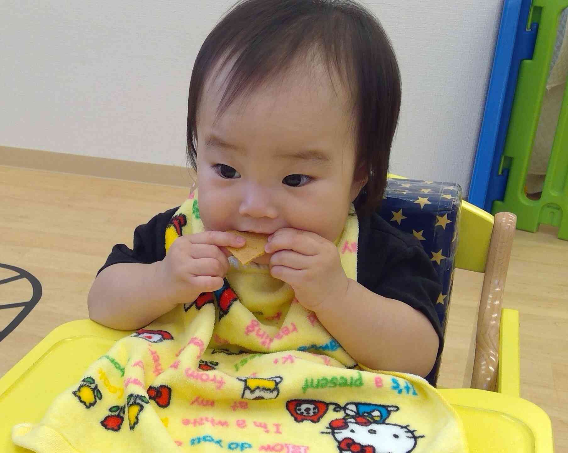 給食が始まりました！保育園での初めてのおやつ、ぱくっ！
