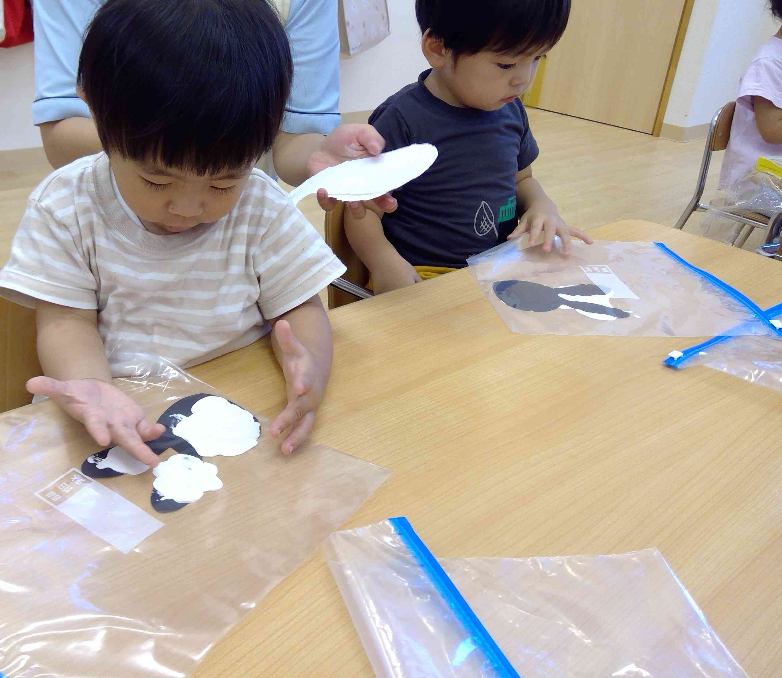 あれ～？手についてない！！と不思議そうにしている子も。「トントン！」と言いながら袋をつんつん。絵の具がどんどん広がっていくところを楽しみました。