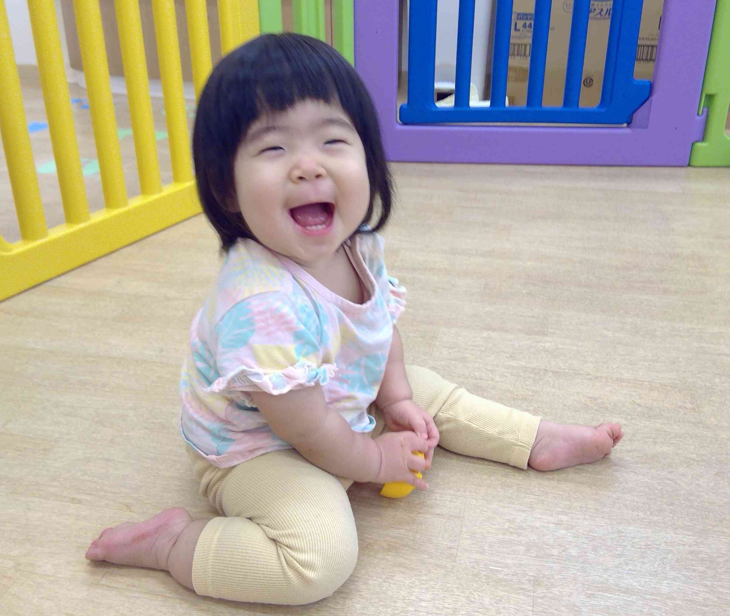 遊び中に声を掛けると、にっこり！かわいい笑顔をみせてくれてありがとう！