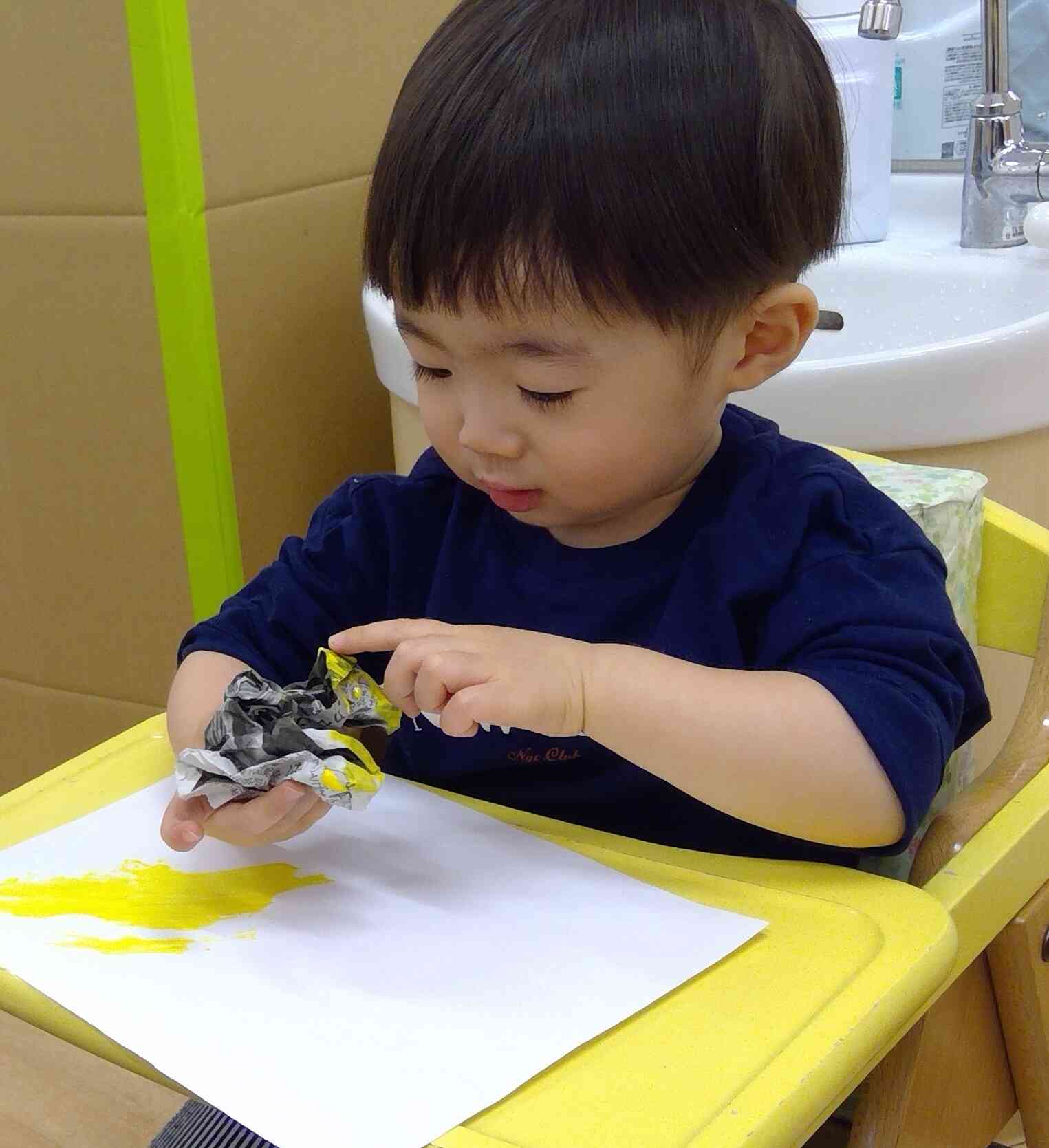 ちょっと、黄色の絵の具をさわっちゃお！手がぺたぺたするよ～。