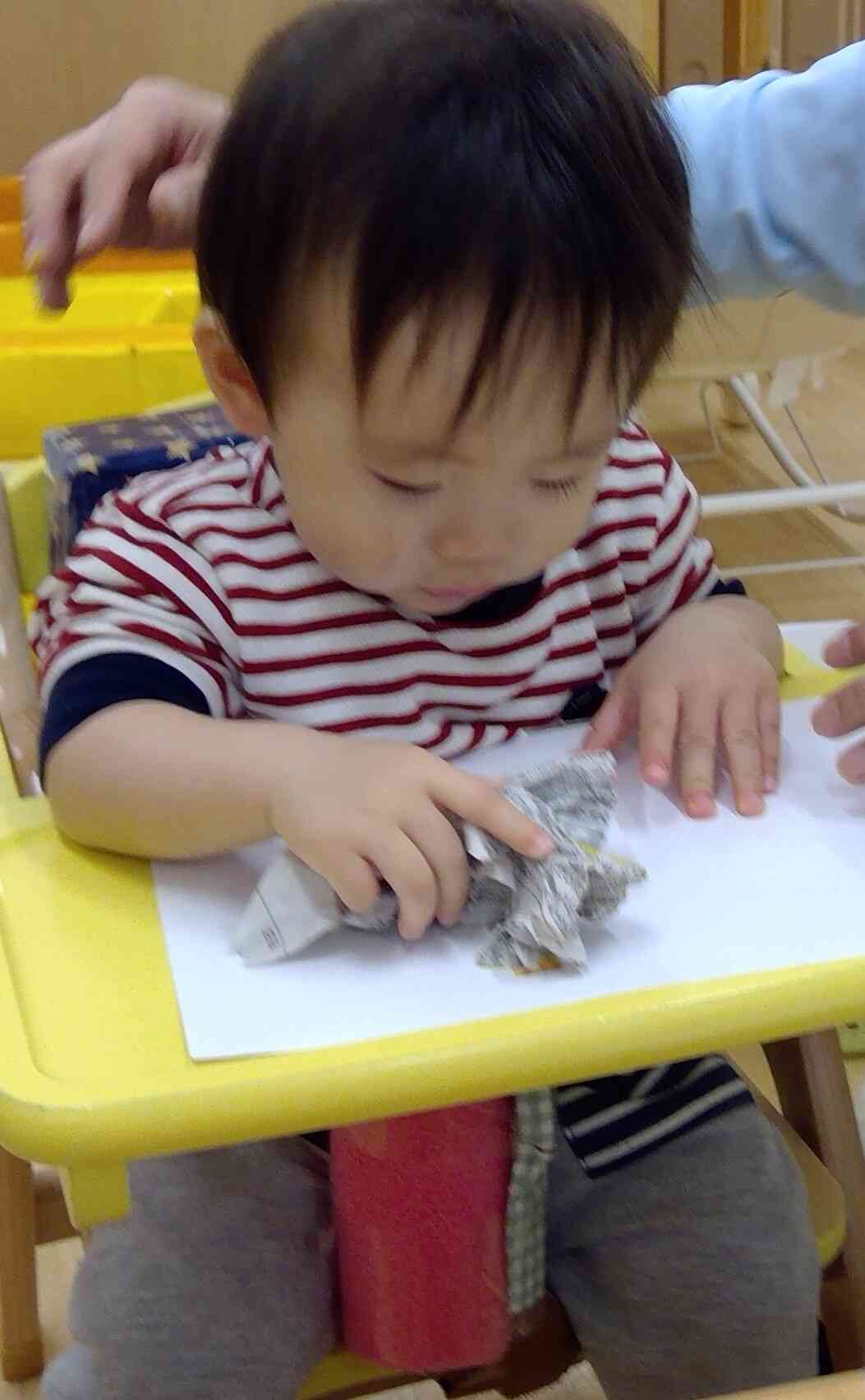 絵の具をぺたぺた。上手に出来るかな？