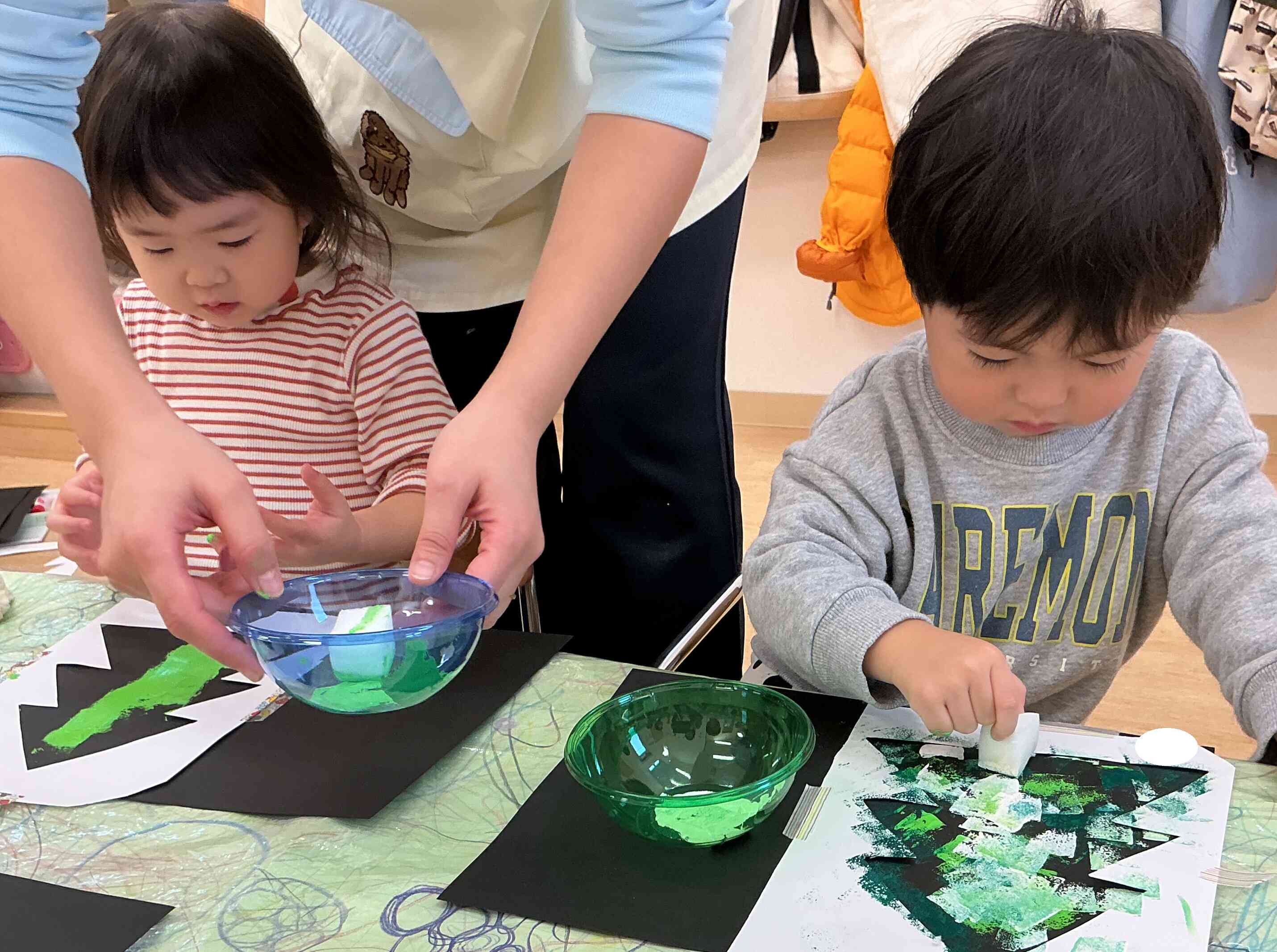 スポンジでポンポン。あっという間にツリーの完成!