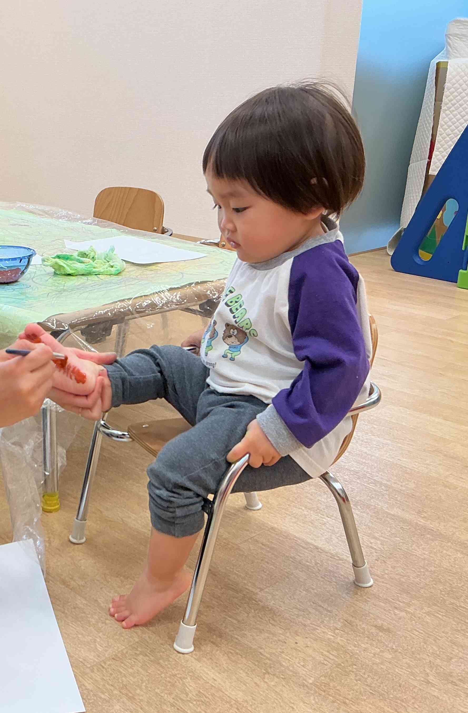 足にぬりぬり、何が出来るんだろう?と真剣に見つめています。