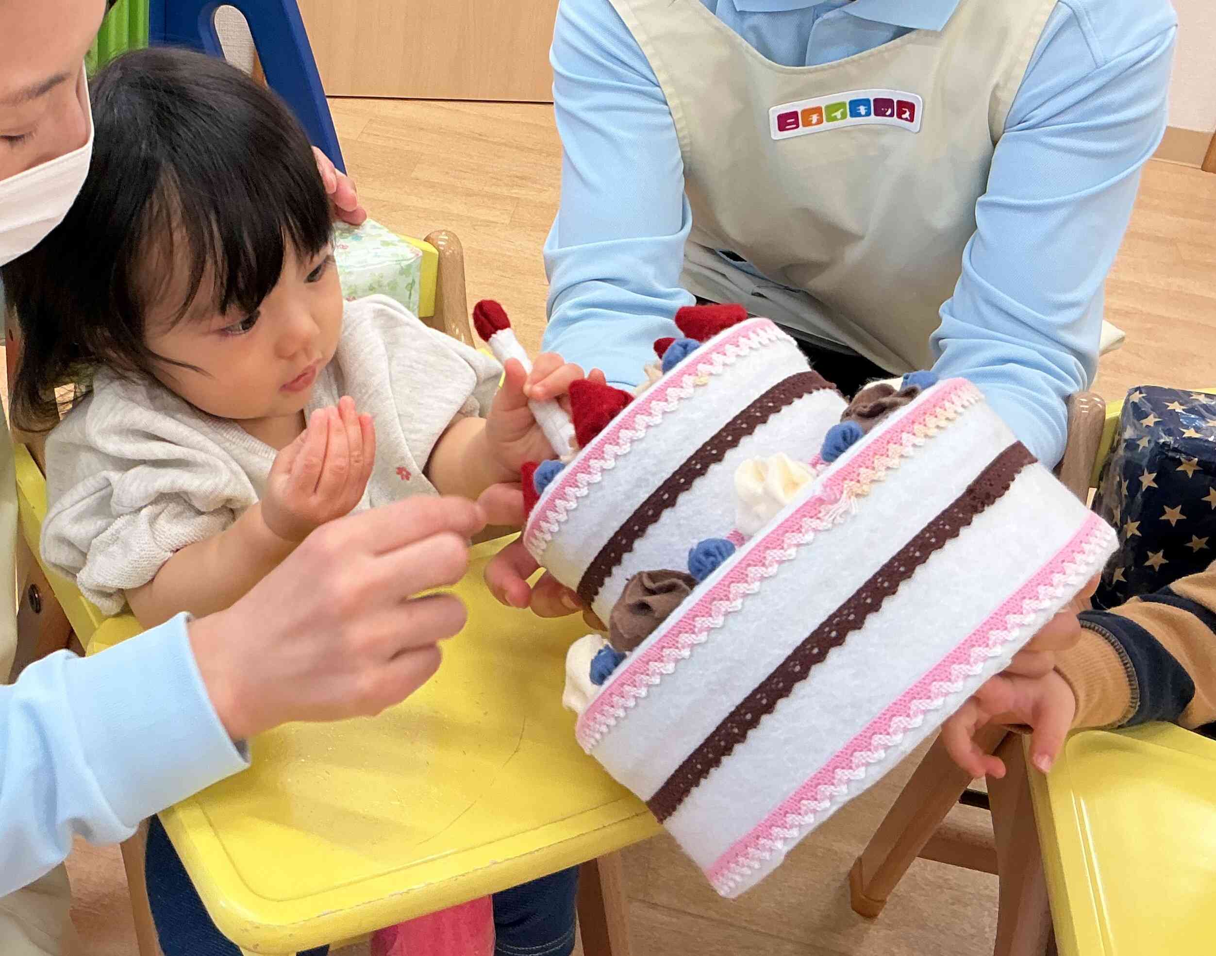 ろうそくをぎゅ~っと押してケーキの完成!おいしそう!