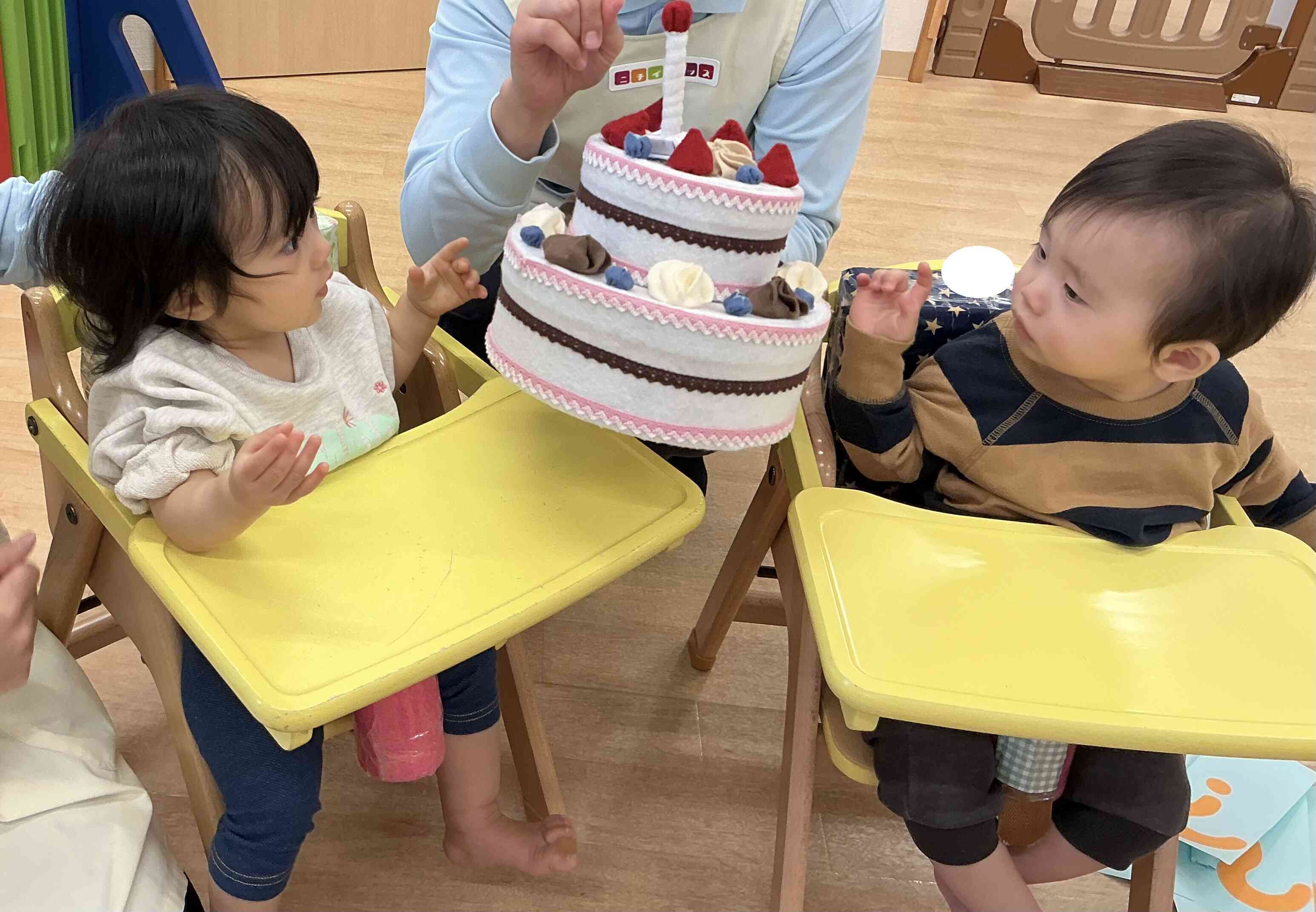 ろうそく立てられるかな?ケーキに興味津々です…☆