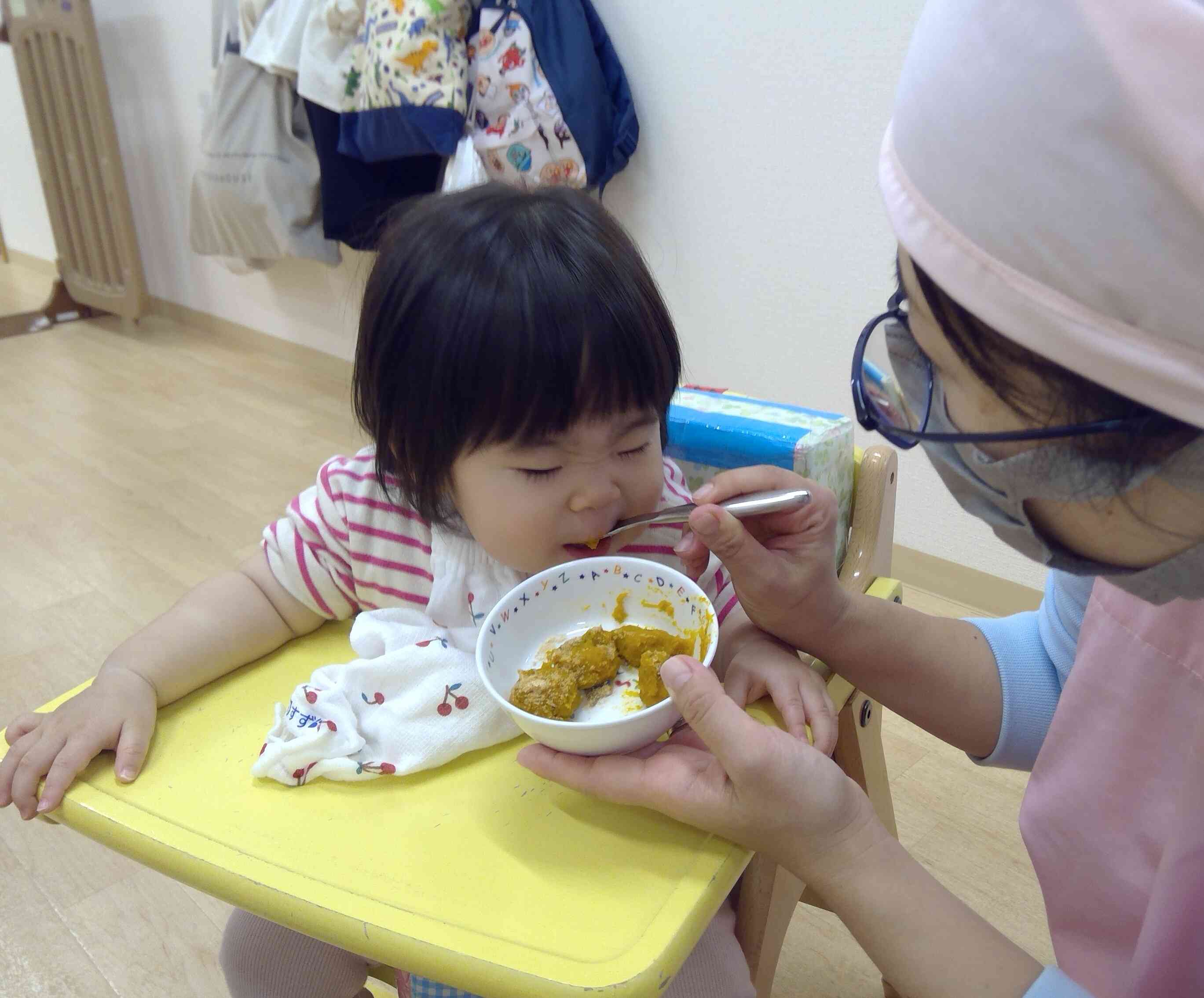 離乳食のおともだちはかぼちゃを柔らかく煮てもらいました。ぱっくん、おいしいね！