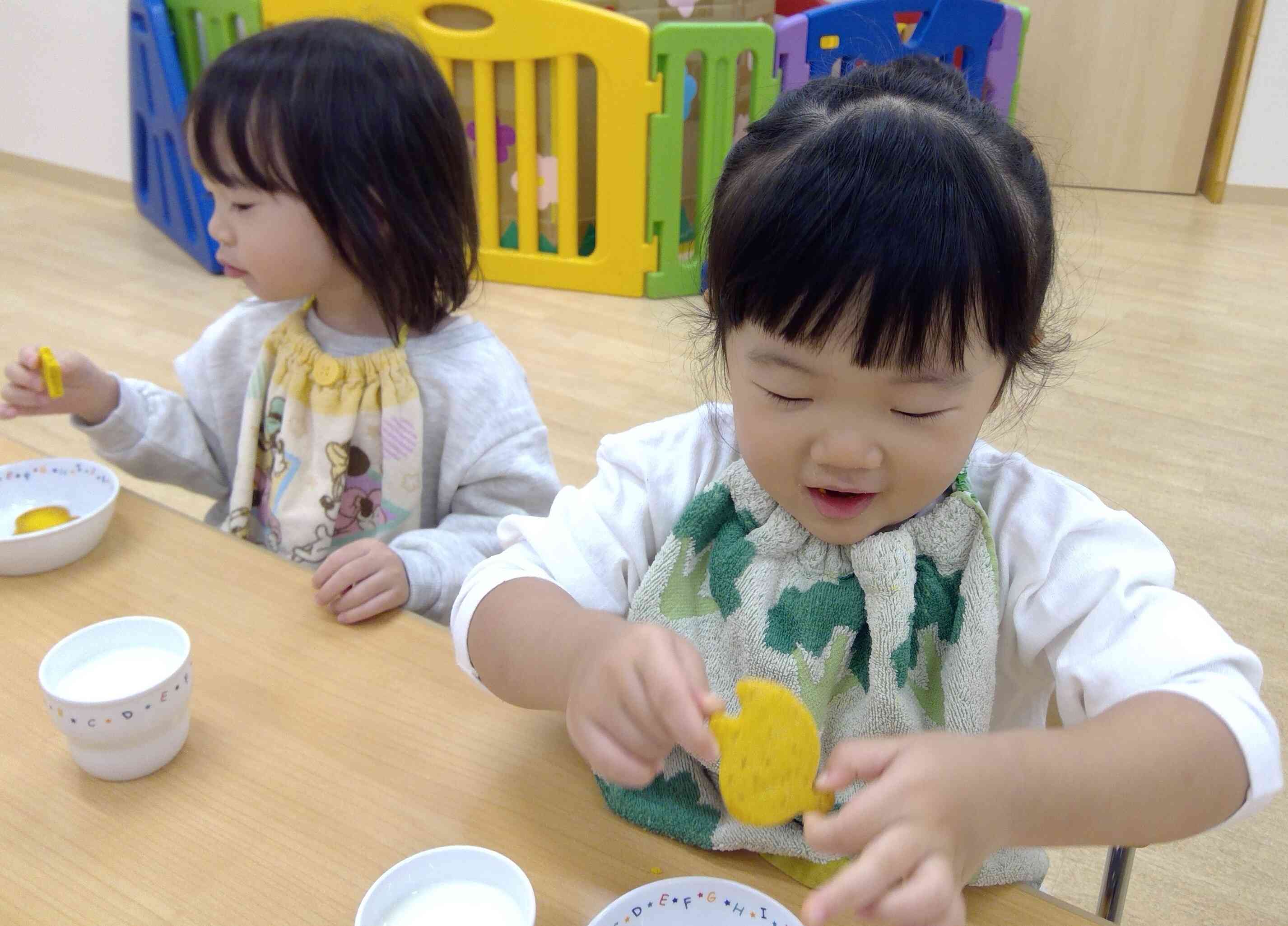 午後のおやつはかぼちゃクッキー。おばけだぞ～、おばけなんて食べちゃおー！たくさんの楽しい会話が聞こえてきます。