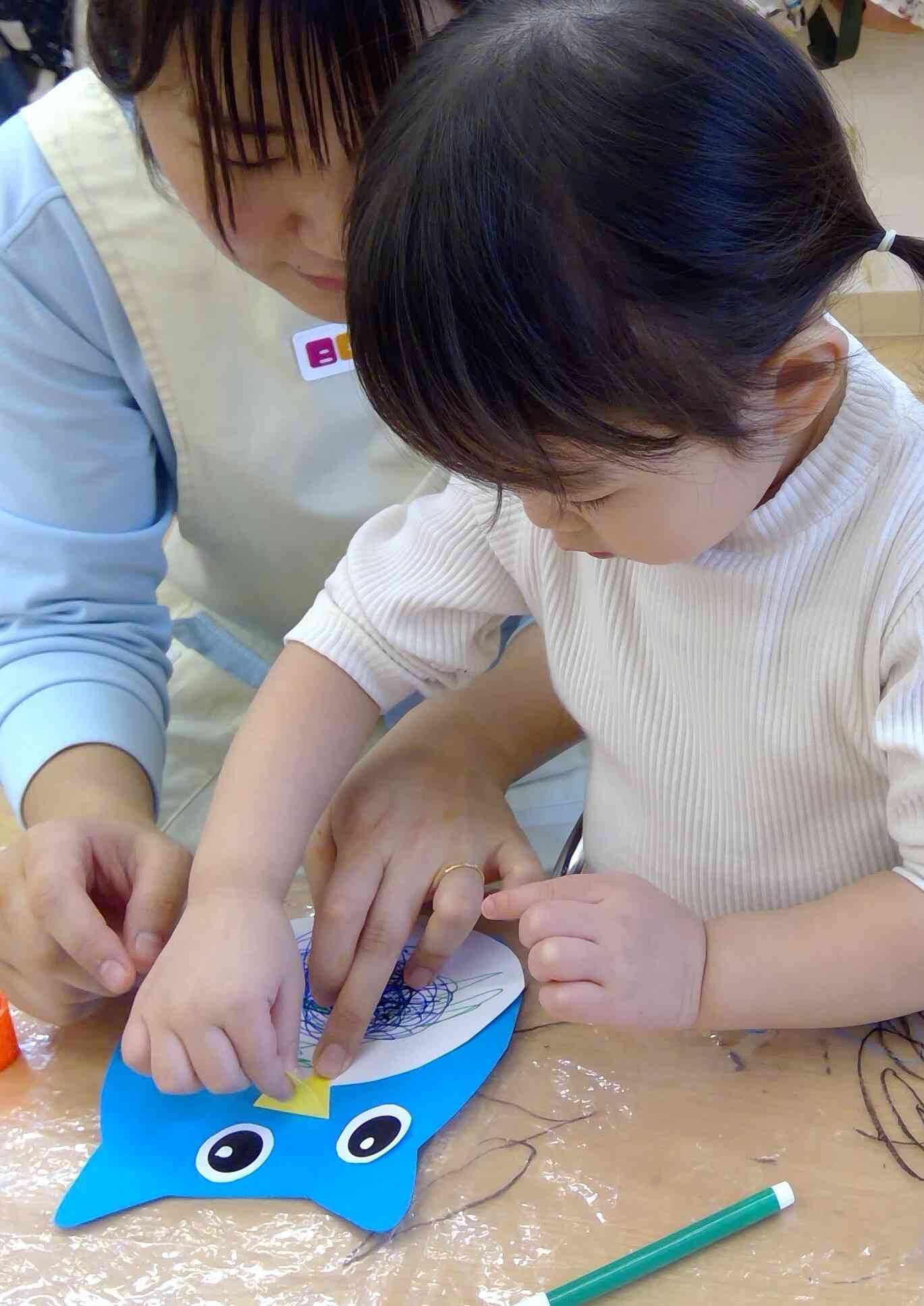 口の向きはこっちかな?お顔のバランスを見ながら上手に貼っていました♪