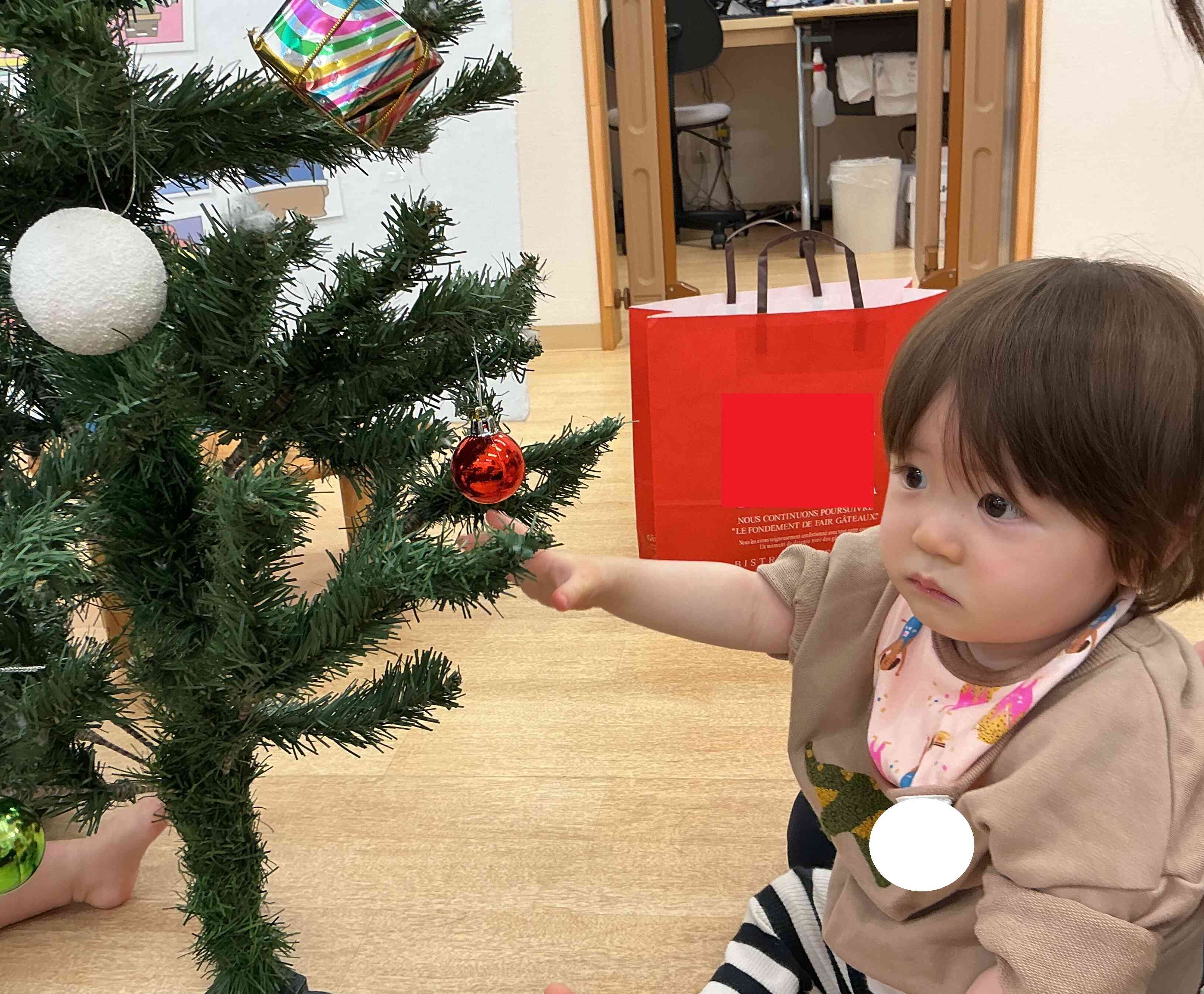 クリスマスツリーを飾りつけ。どんな感触かな？触ってみようかな？