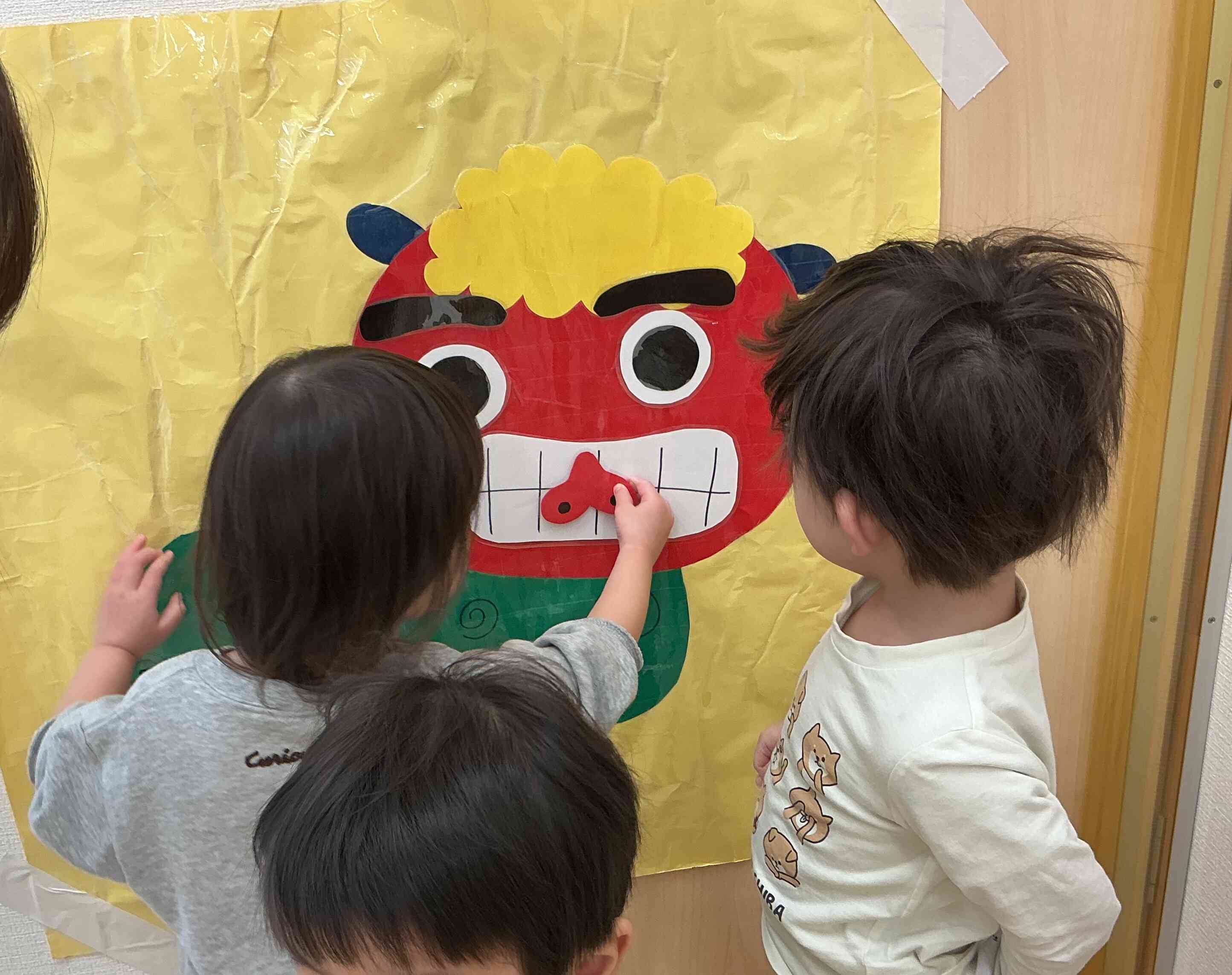 鼻はここにしよう！面白いお顔になって大笑いの子どもたちです。