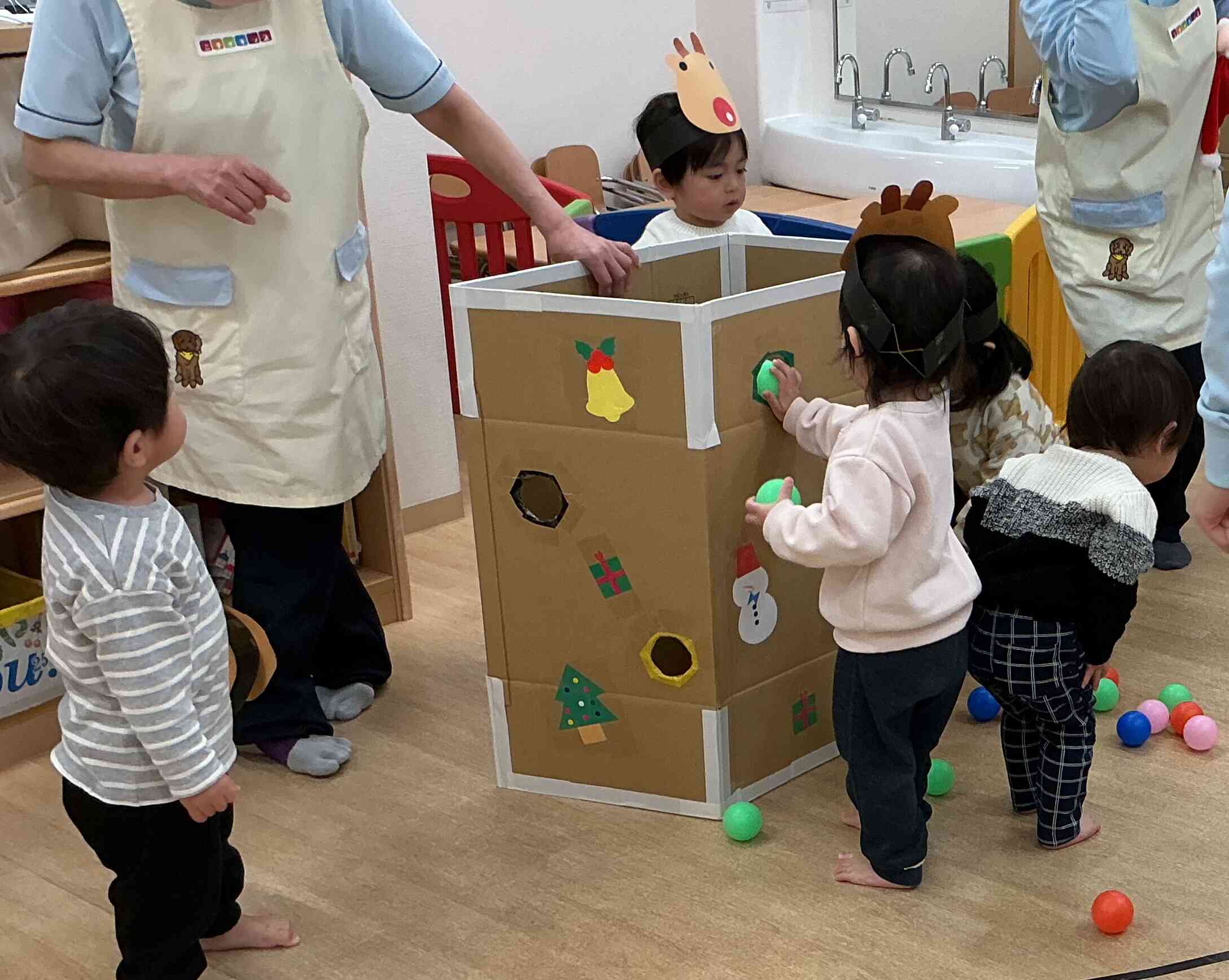 トナカイになってサンタさんのお手伝い！