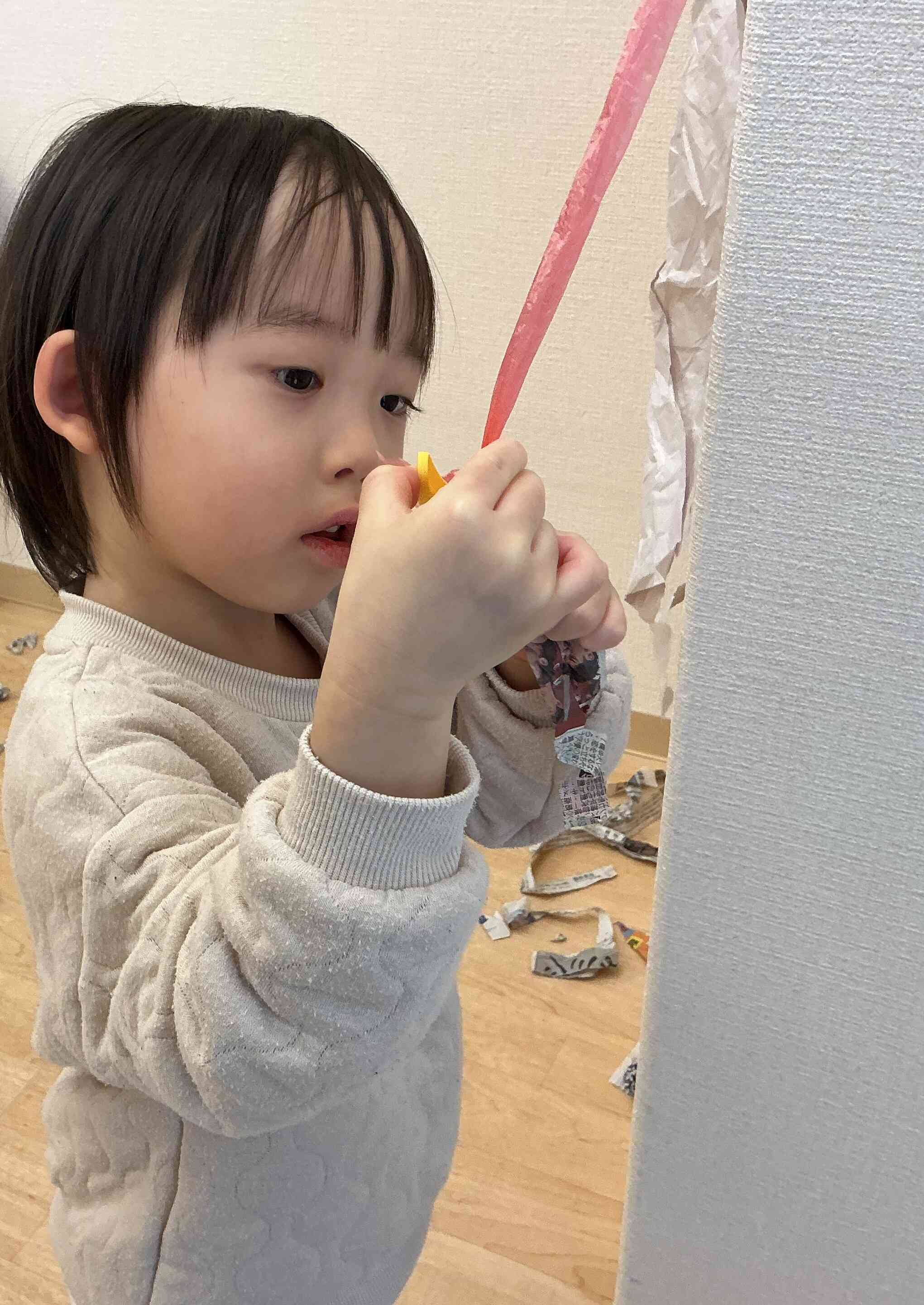 指先遊びもしました。新聞紙をくっつけて、お洗濯ごっこ☆