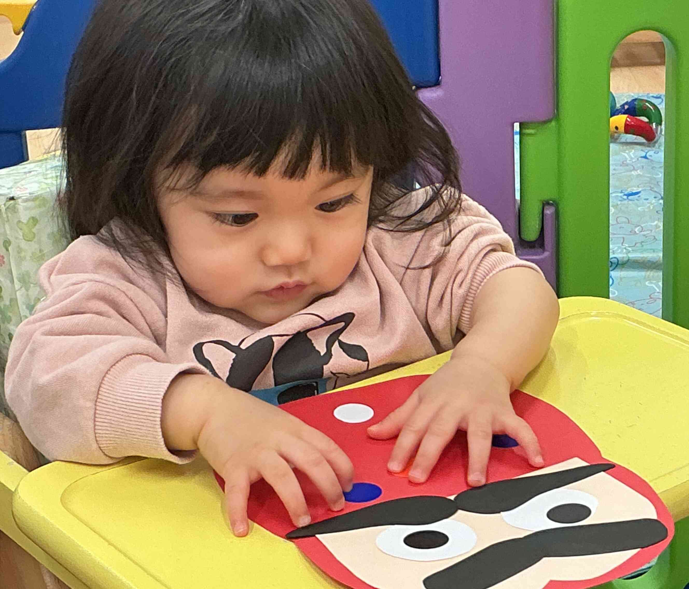 シール貼りが上手になったよ！たくさん付けて可愛くしようかな？