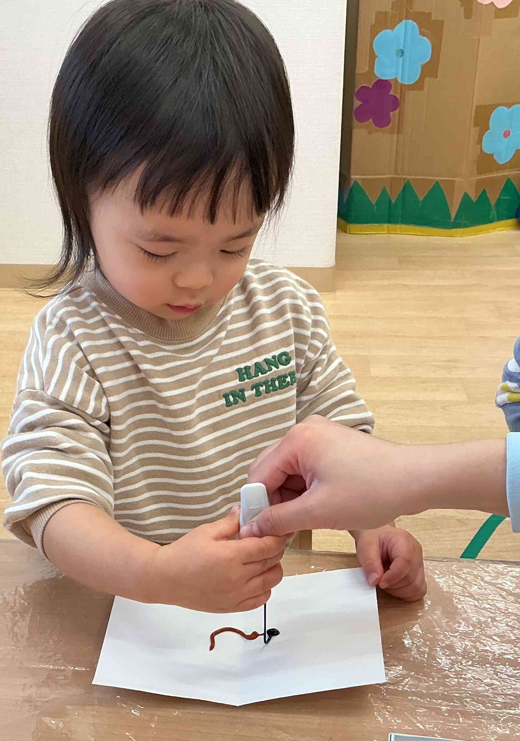 にょろにょろ~っと絵の具が出る瞬間、子どもたちも目が離せない様子でした★