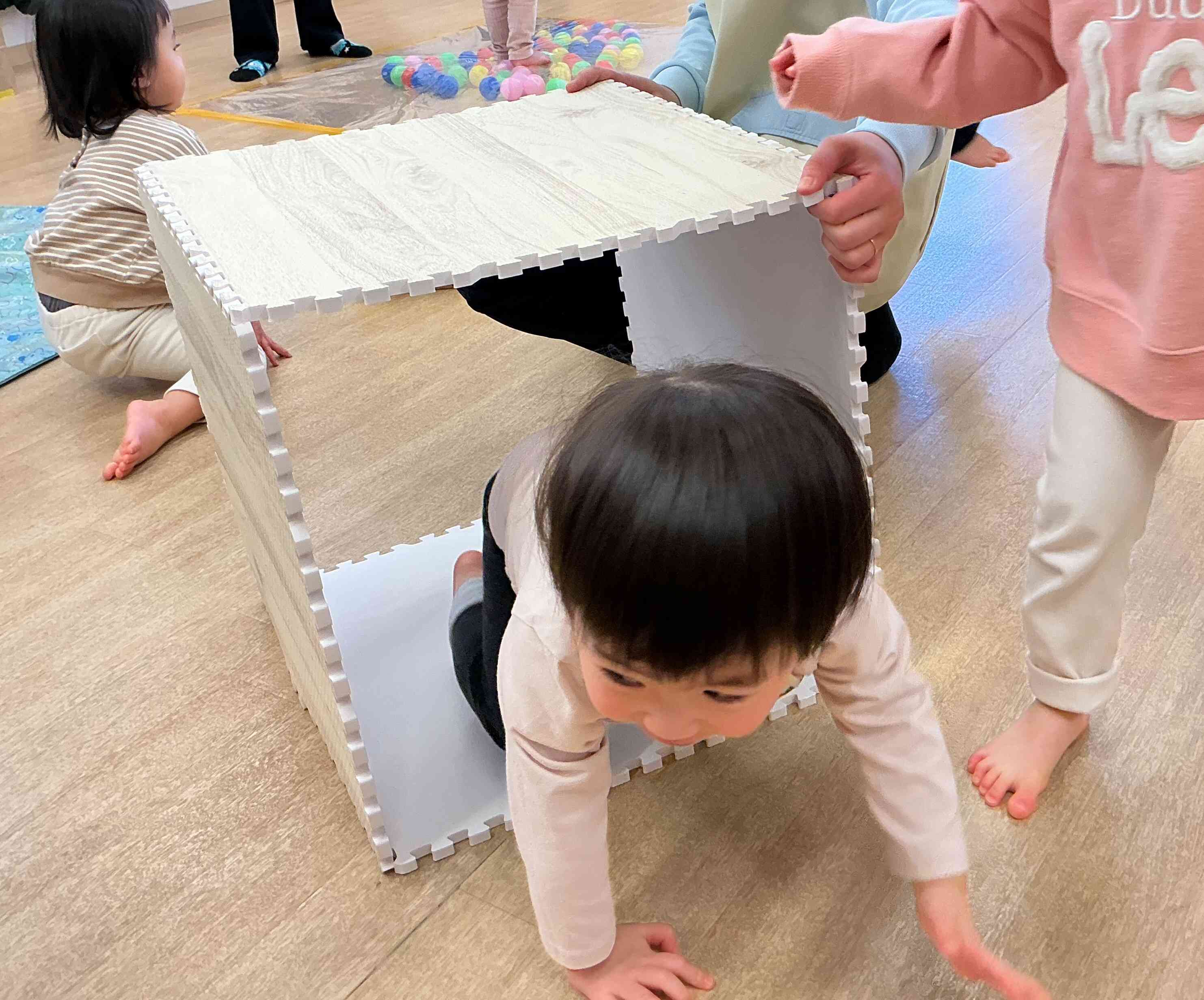 トンネルくぐりもお手の物！「ば～！」と言いながら楽しそうです！