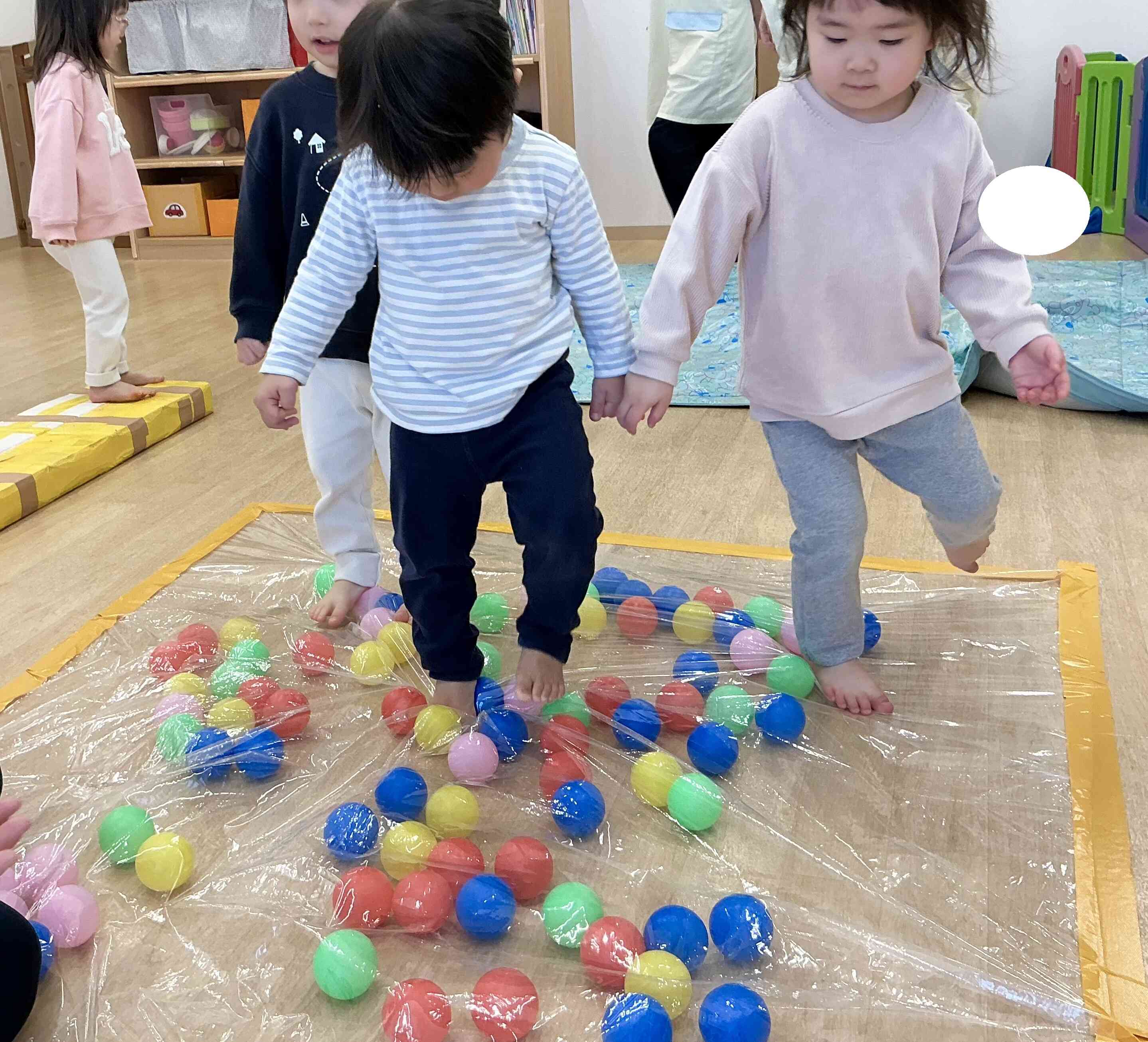 ゆっくりゆっくり…ボールの感触楽しいね♪