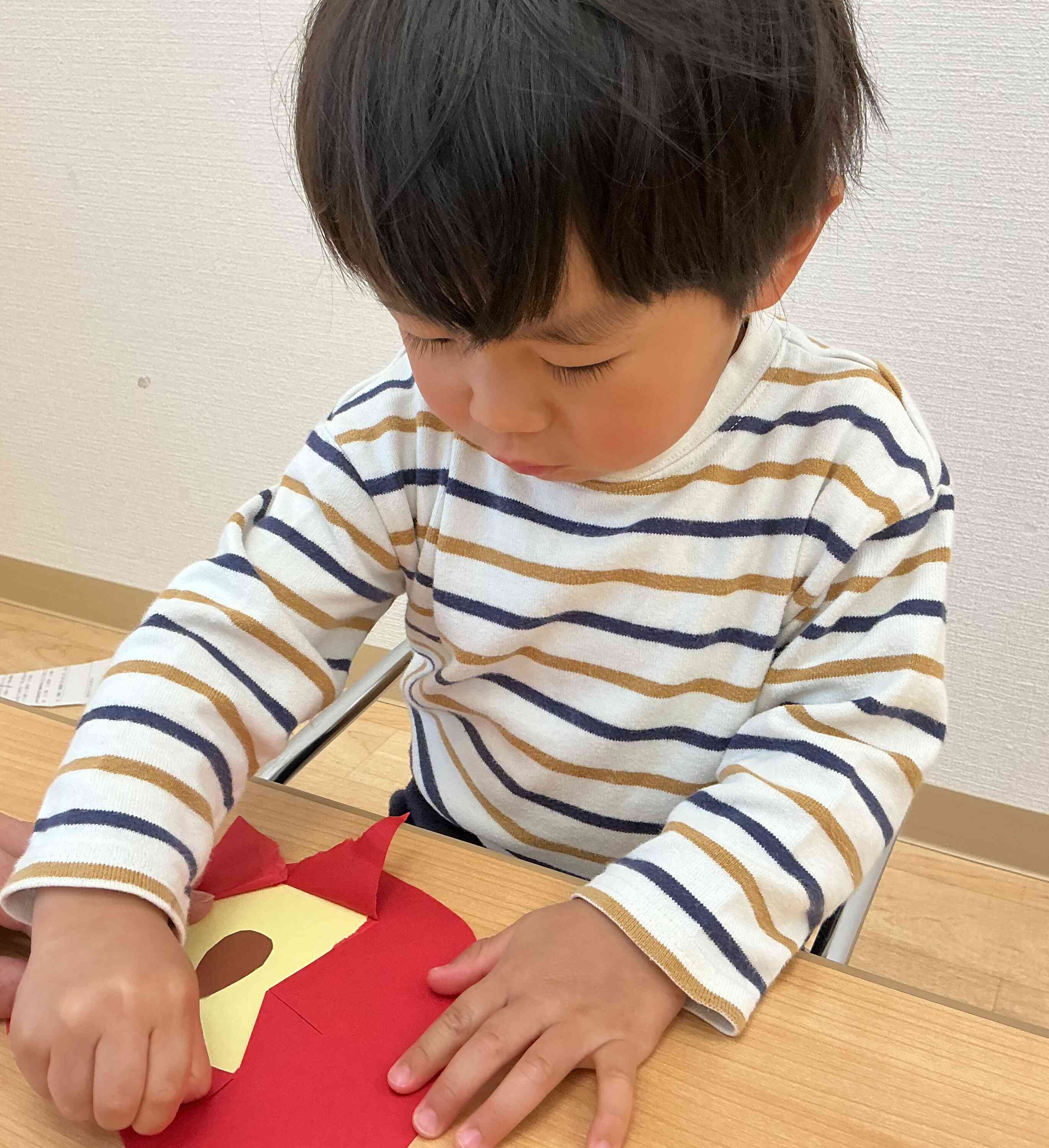 りんごをビリビリー！