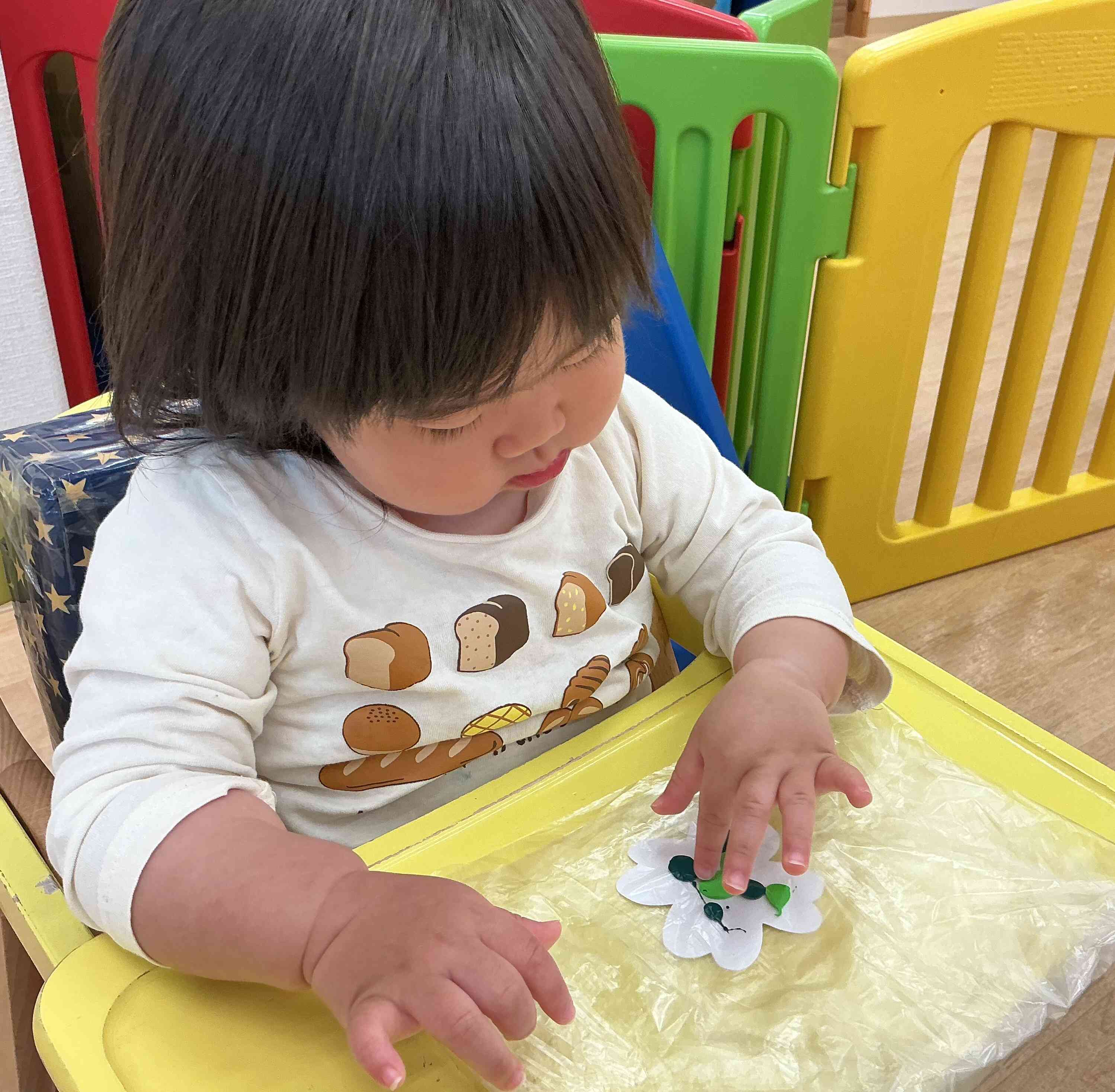 ムニムニ・・・触っても手につかない！不思議～