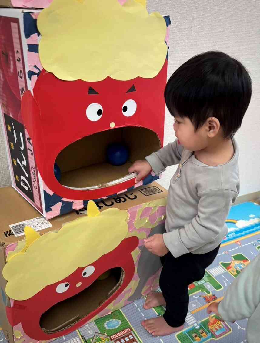 ひよこ組さんはオニさんボックスのお口に優しく豆（ボール）を食べさせてくれました♪