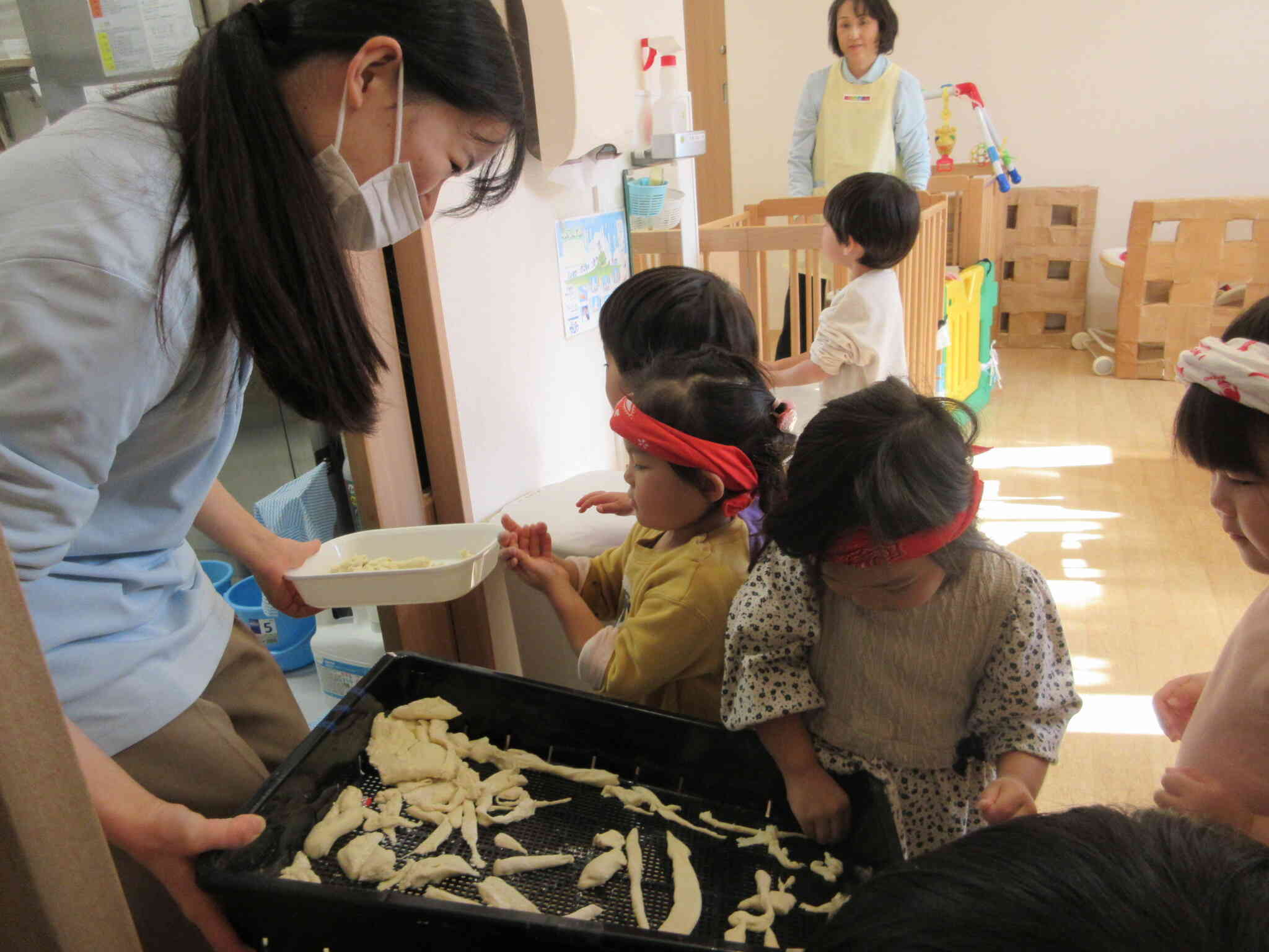 出来たうどんを給食の先生に渡します！