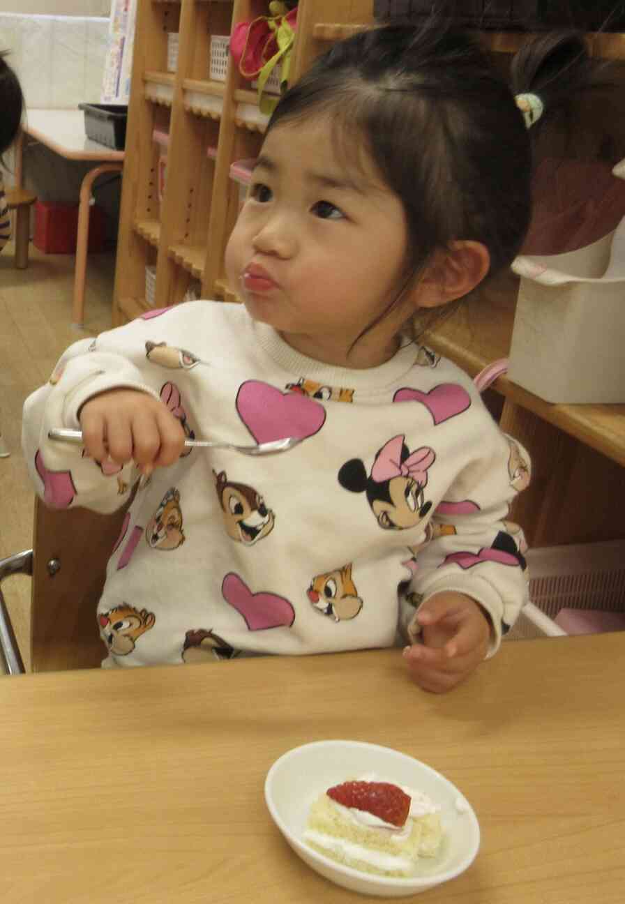 おやつの時間には、だいすきなケーキの登場♪  