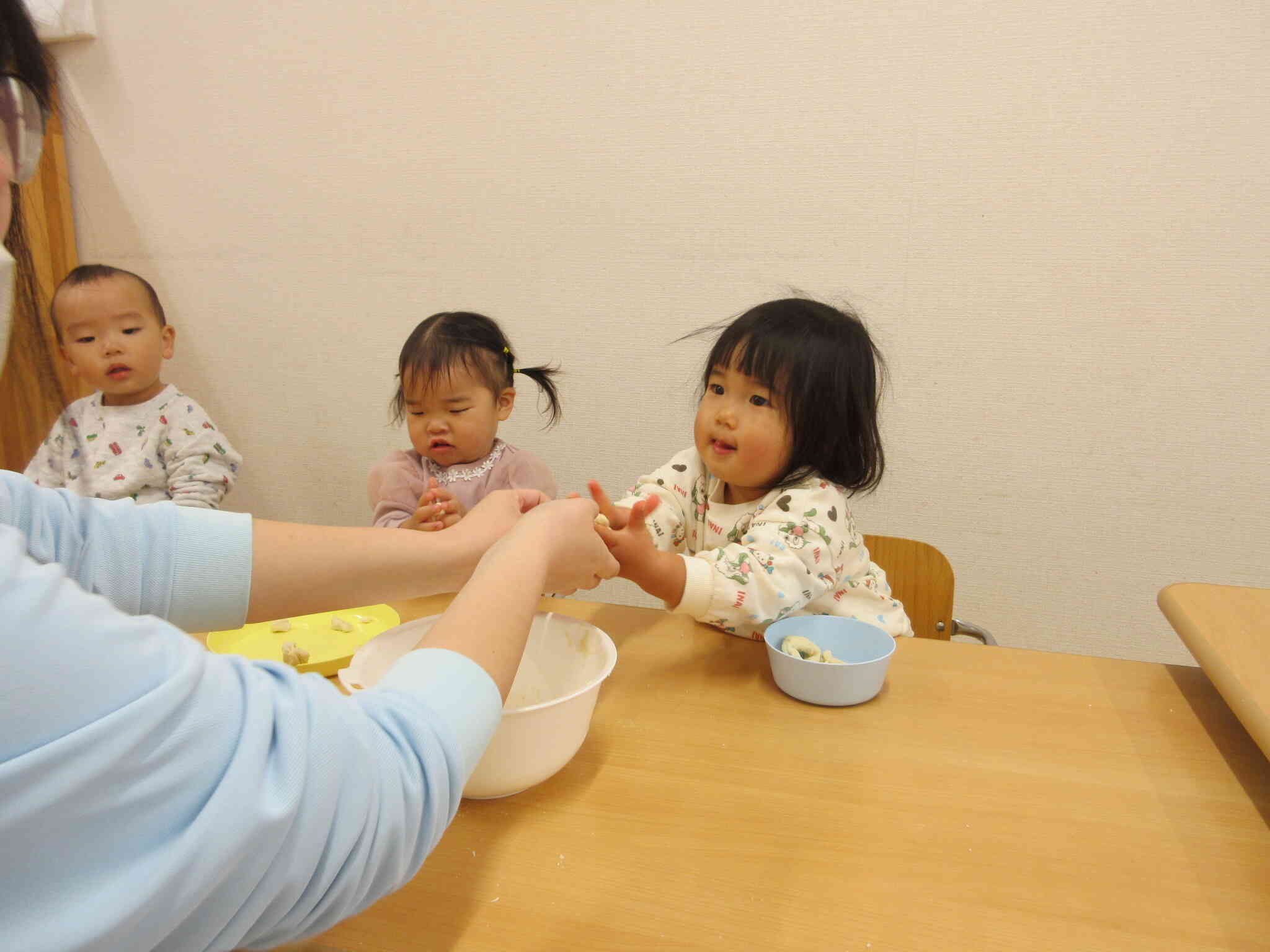 みんなでお餅を丸めるよ！