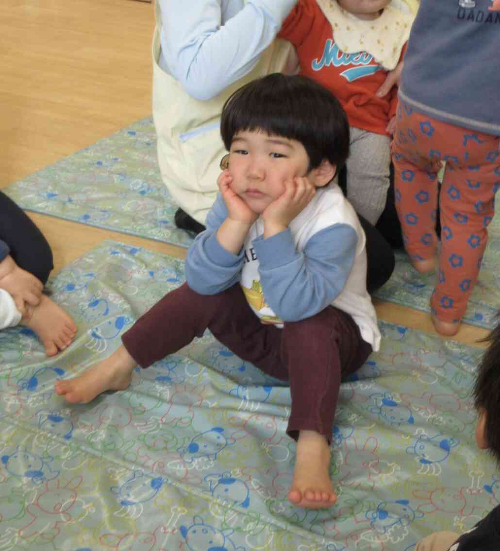 鬼さんとおんなじポーズをとってくれました!顔の表情まで真似してくれているようです。。。