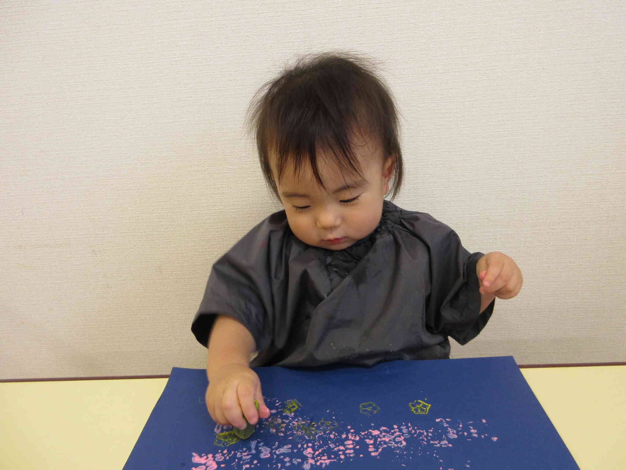 オクラでぺったん、ひたすらぺったん!夢中です!!