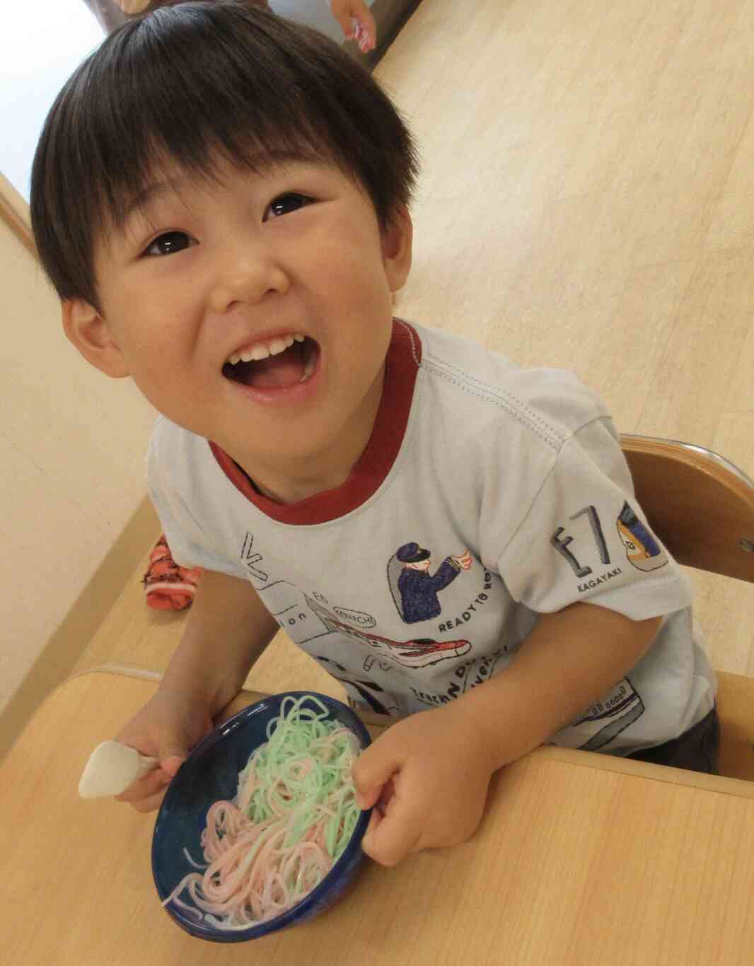 そうめんで感触遊び!