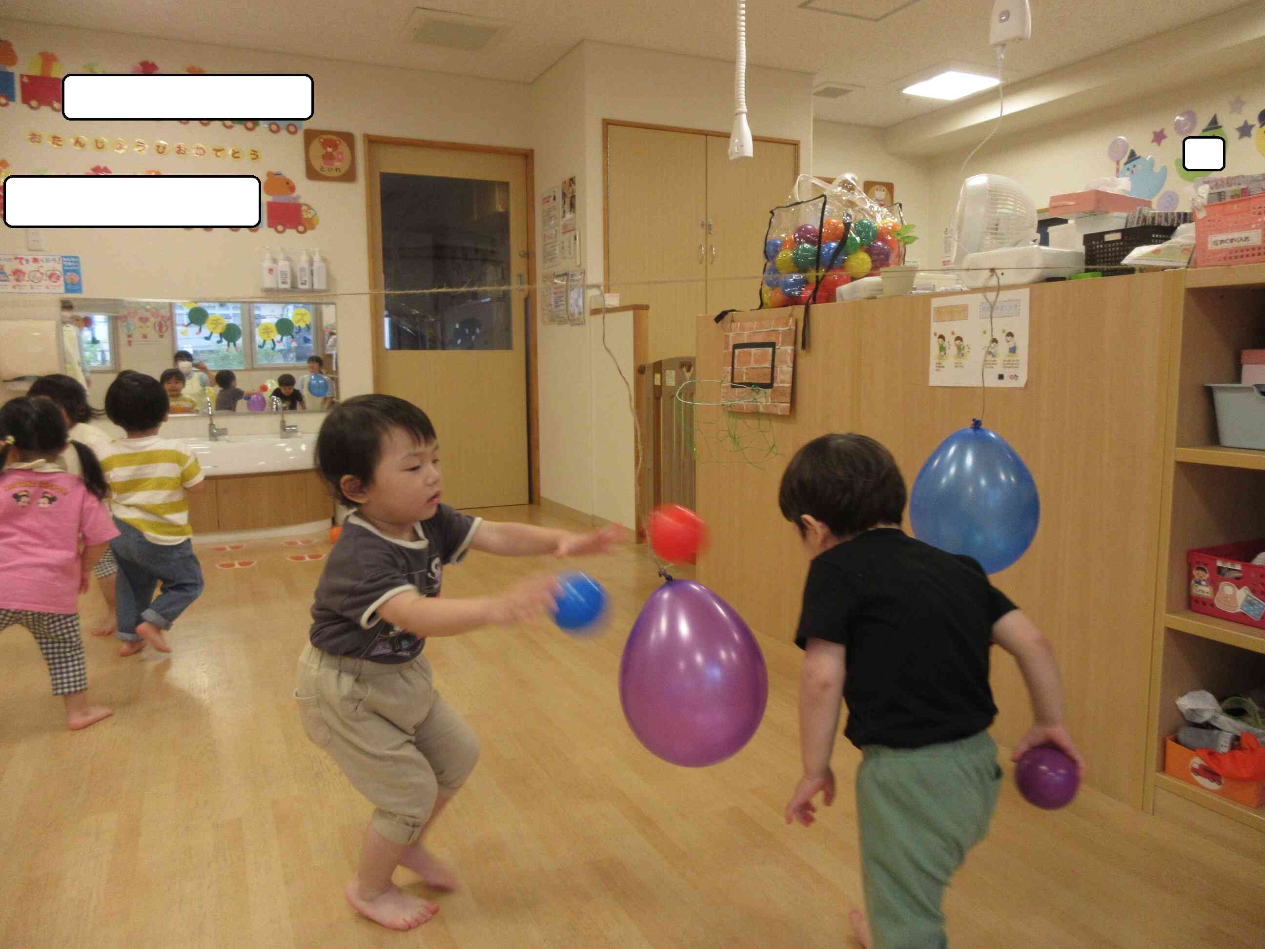 風船に向かってカラーボールを投げてみよう！
