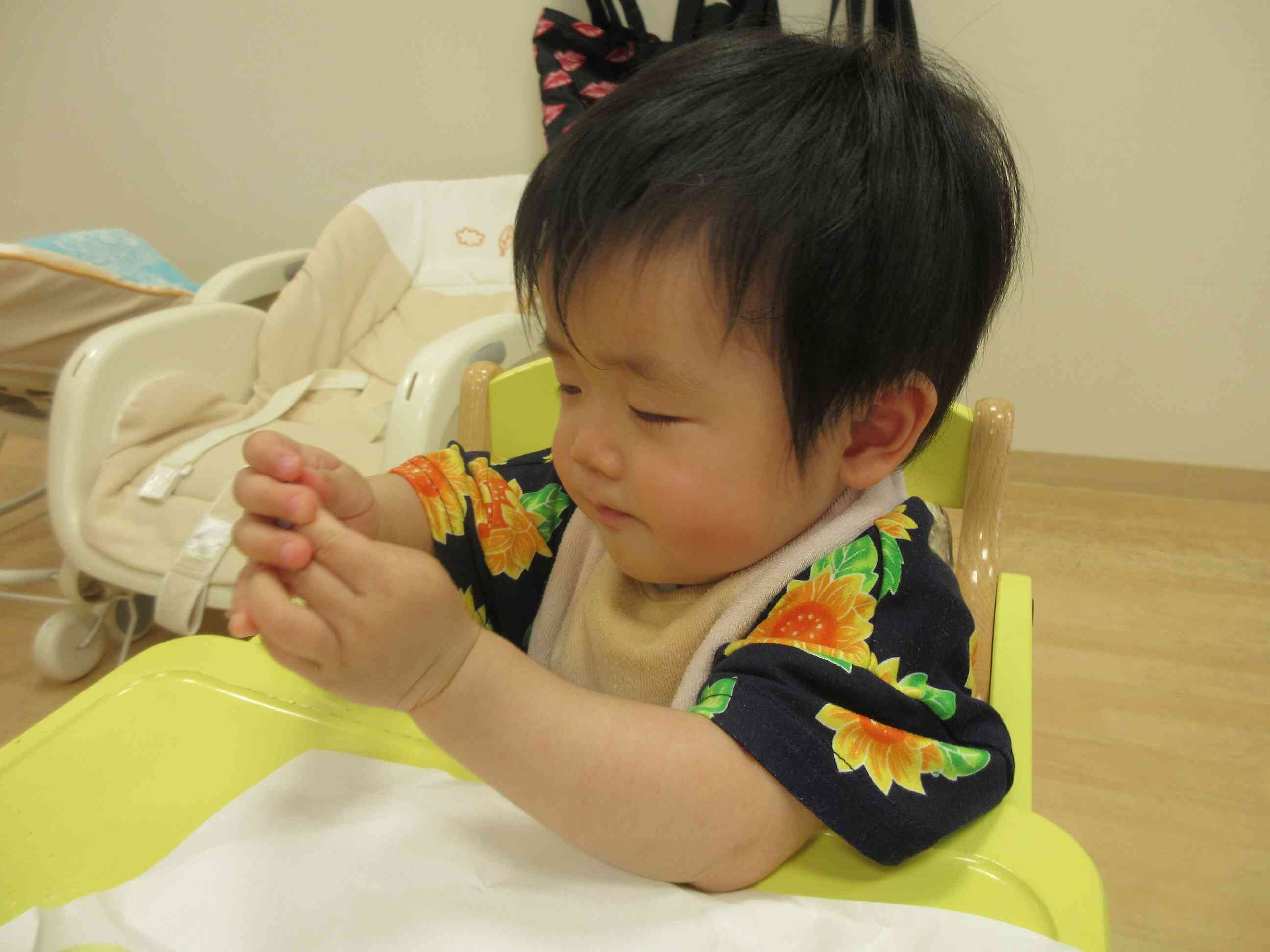 シールが手にくっついた~!