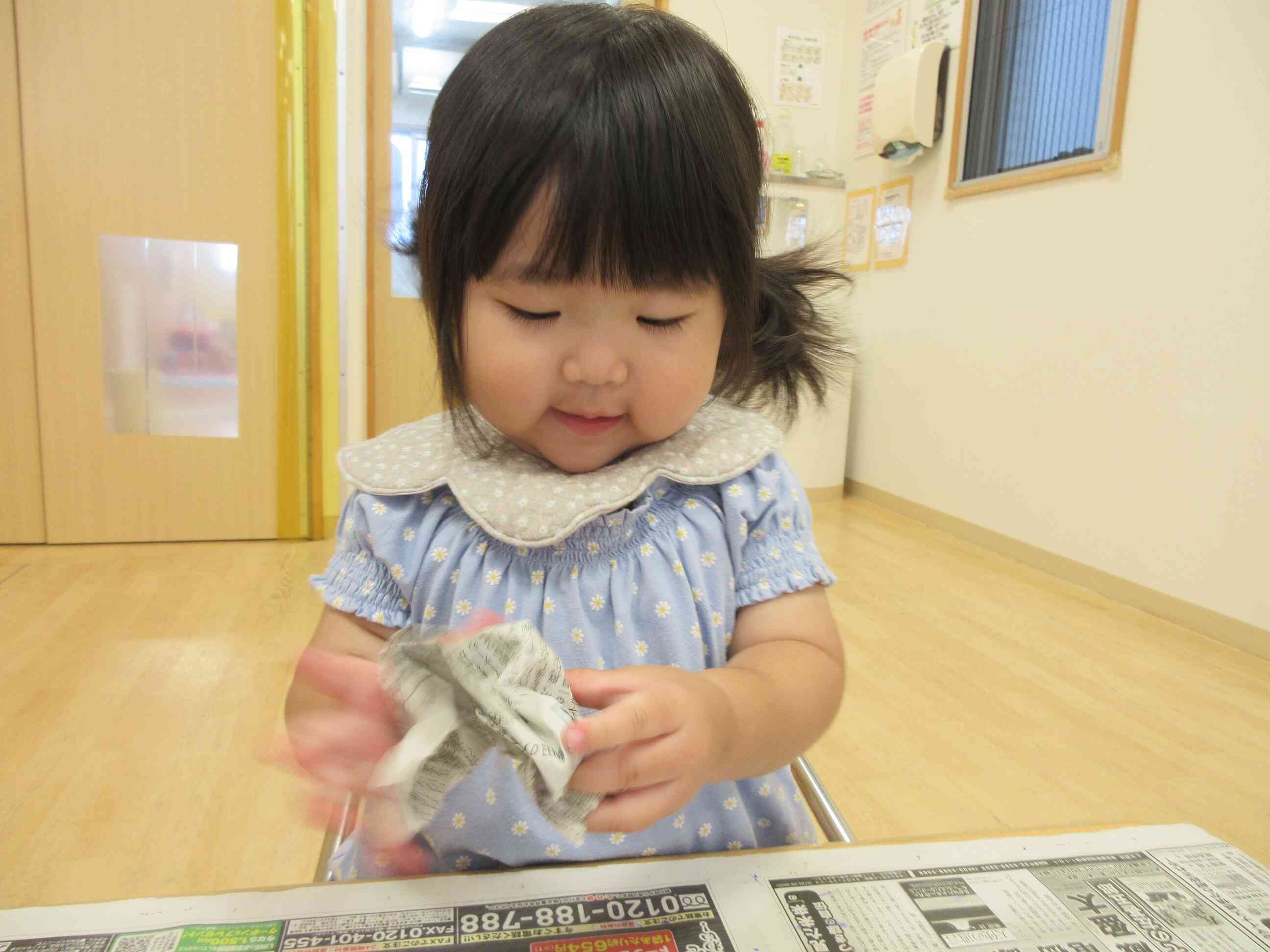 新聞紙をクシャクシャ♬