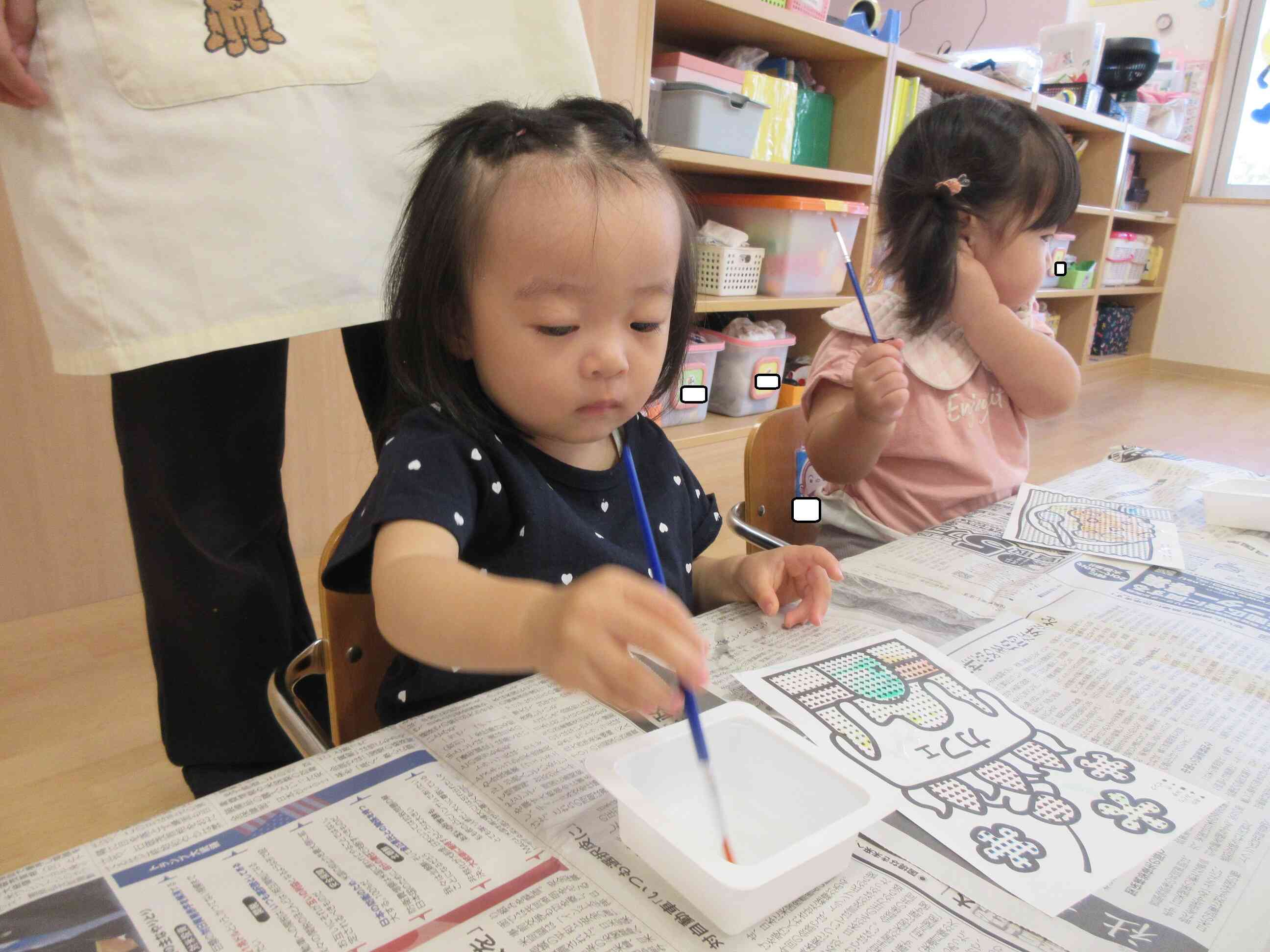 筆を使って塗り絵にも挑戦！