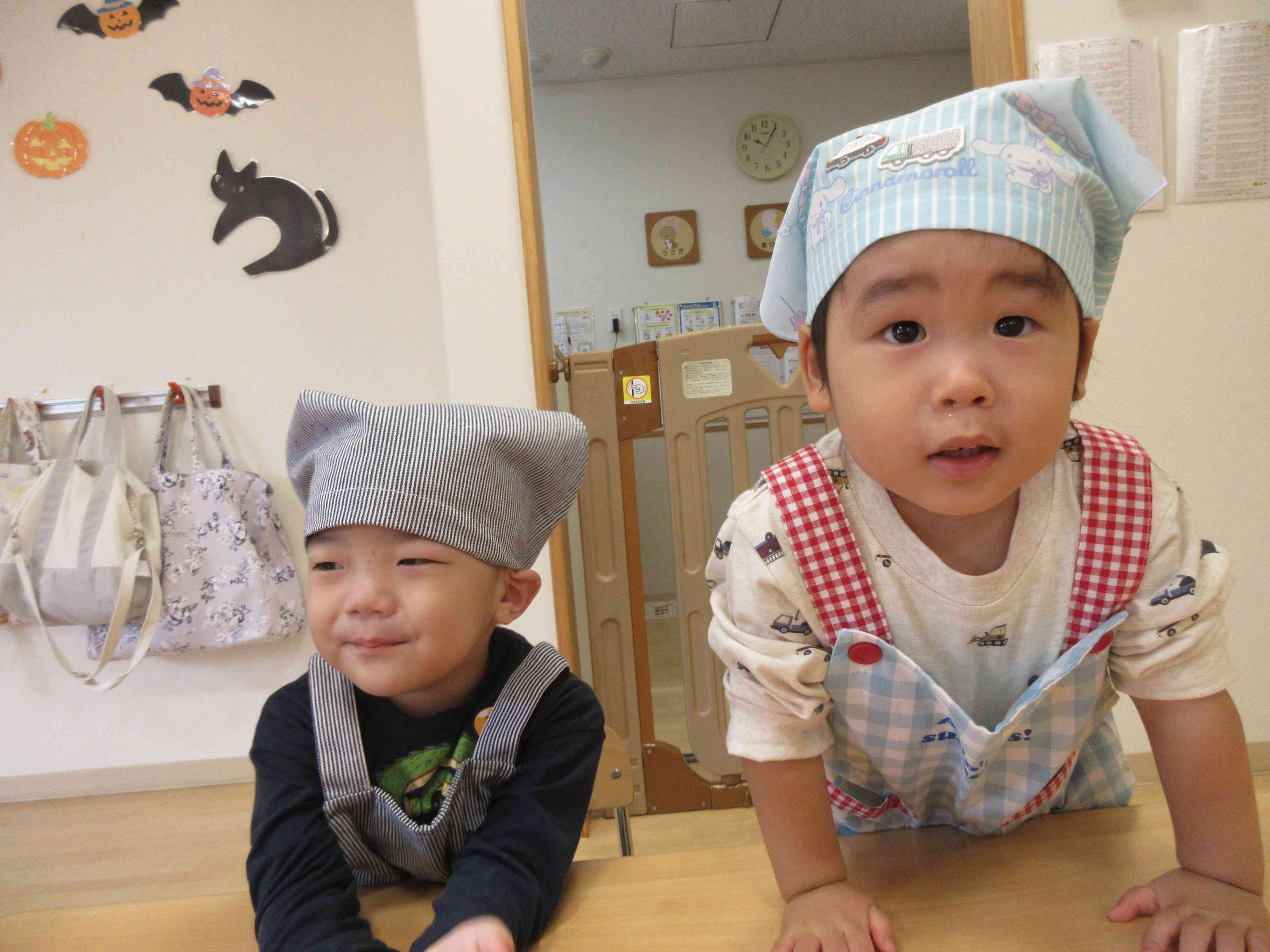 ぼくたちエプロン似合ってるでしょ♬