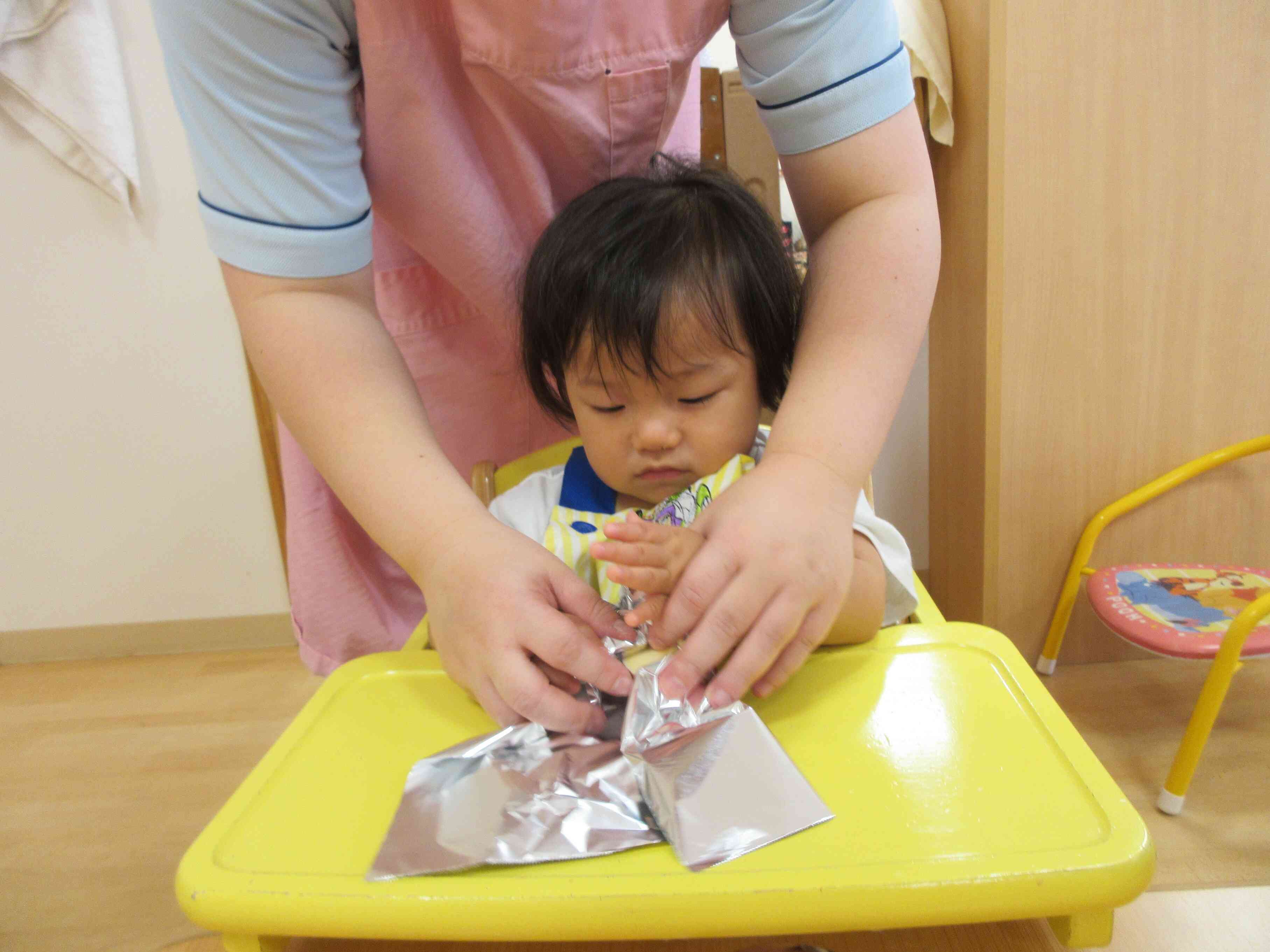 おいもを包んでいくよ～！